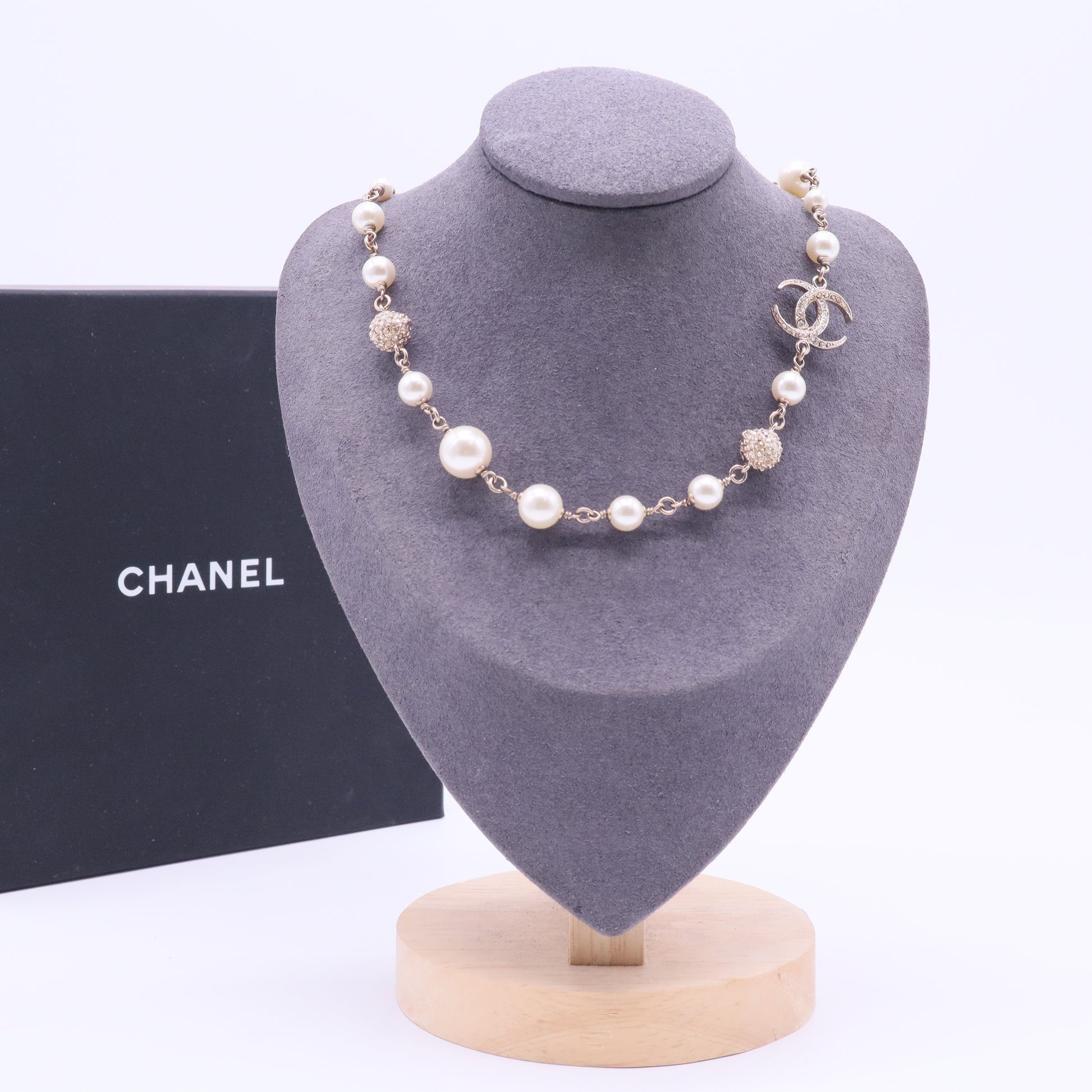 Faux Pearl & Strass CC Station Necklace