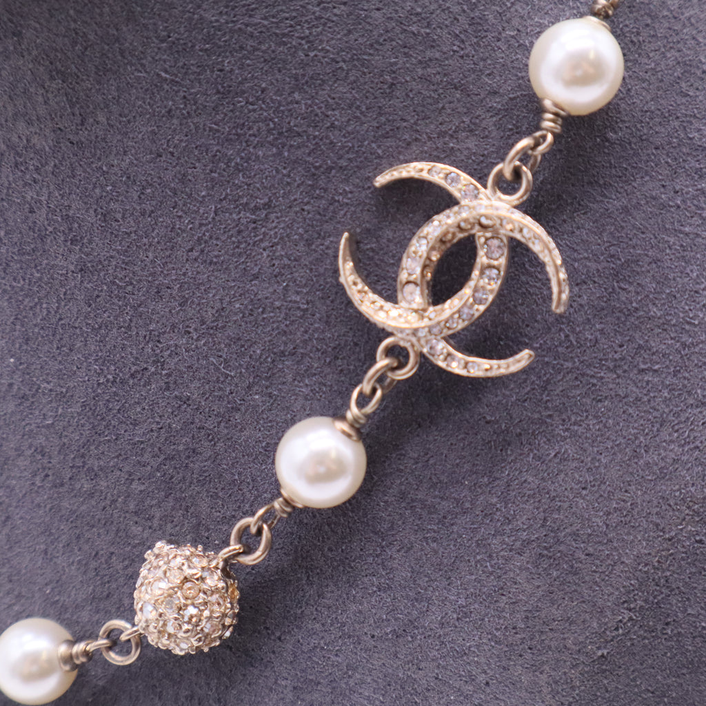 Faux Pearl & Strass CC Station Necklace