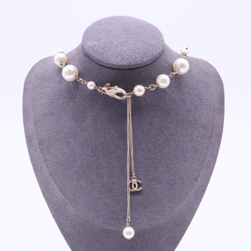 Faux Pearl & Strass CC Station Necklace