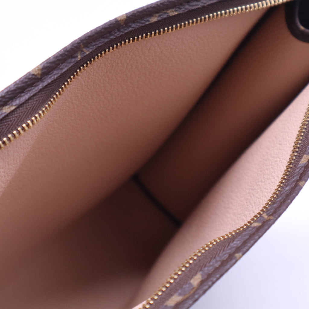 Monogram Canvas Poche Toillete 26 W20944