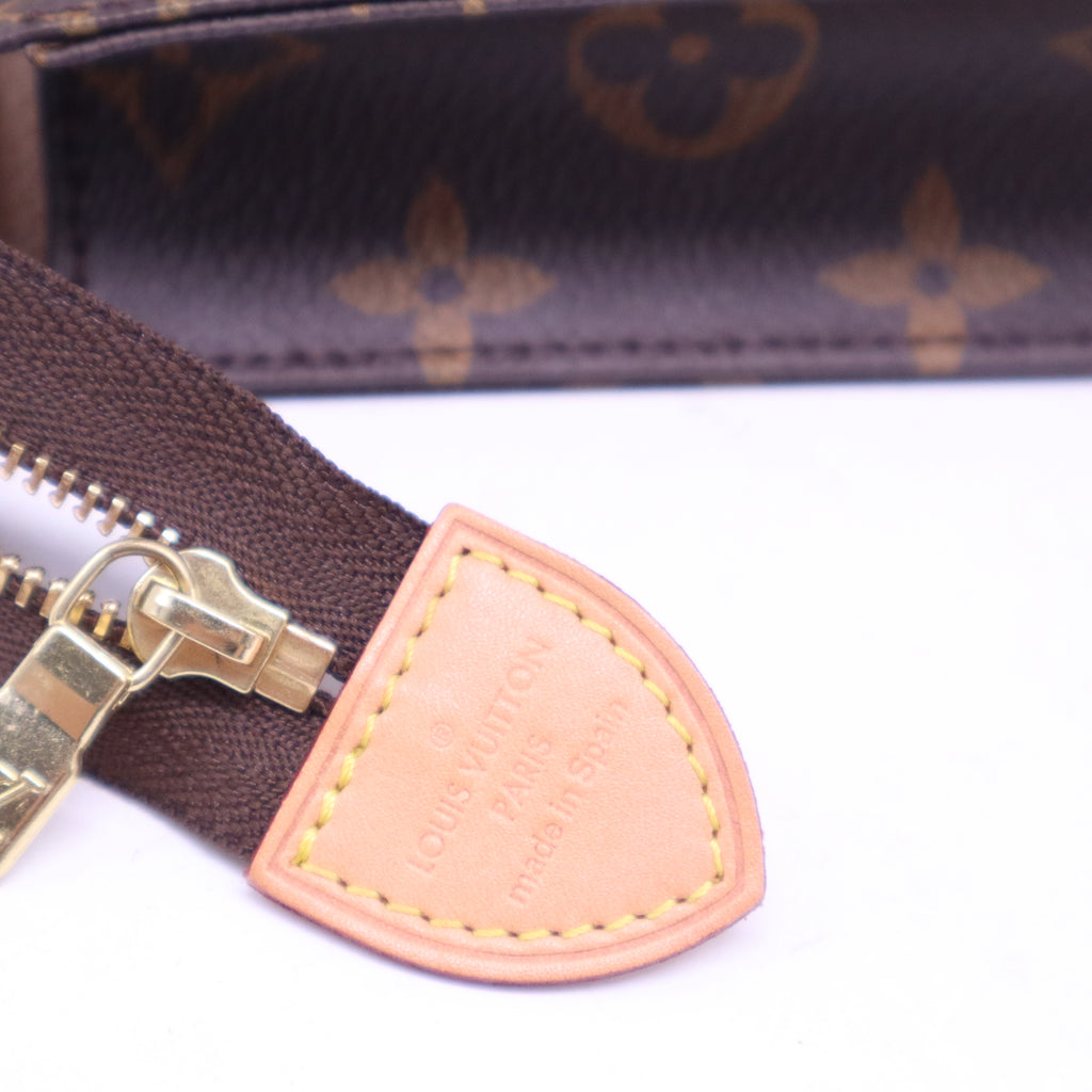 Monogram Canvas Poche Toillete 26 W20944