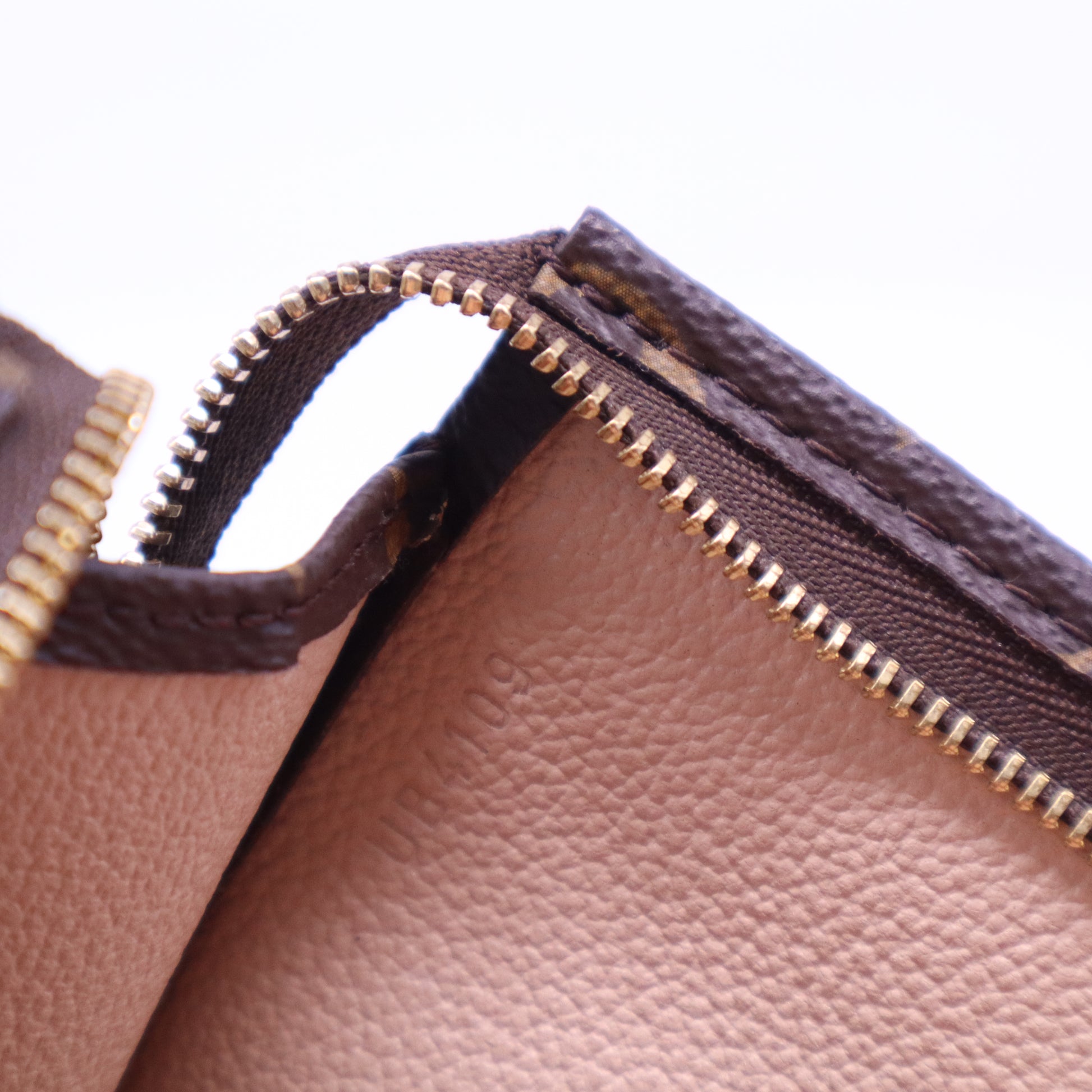 Monogram Canvas Poche Toillete 26 W20944