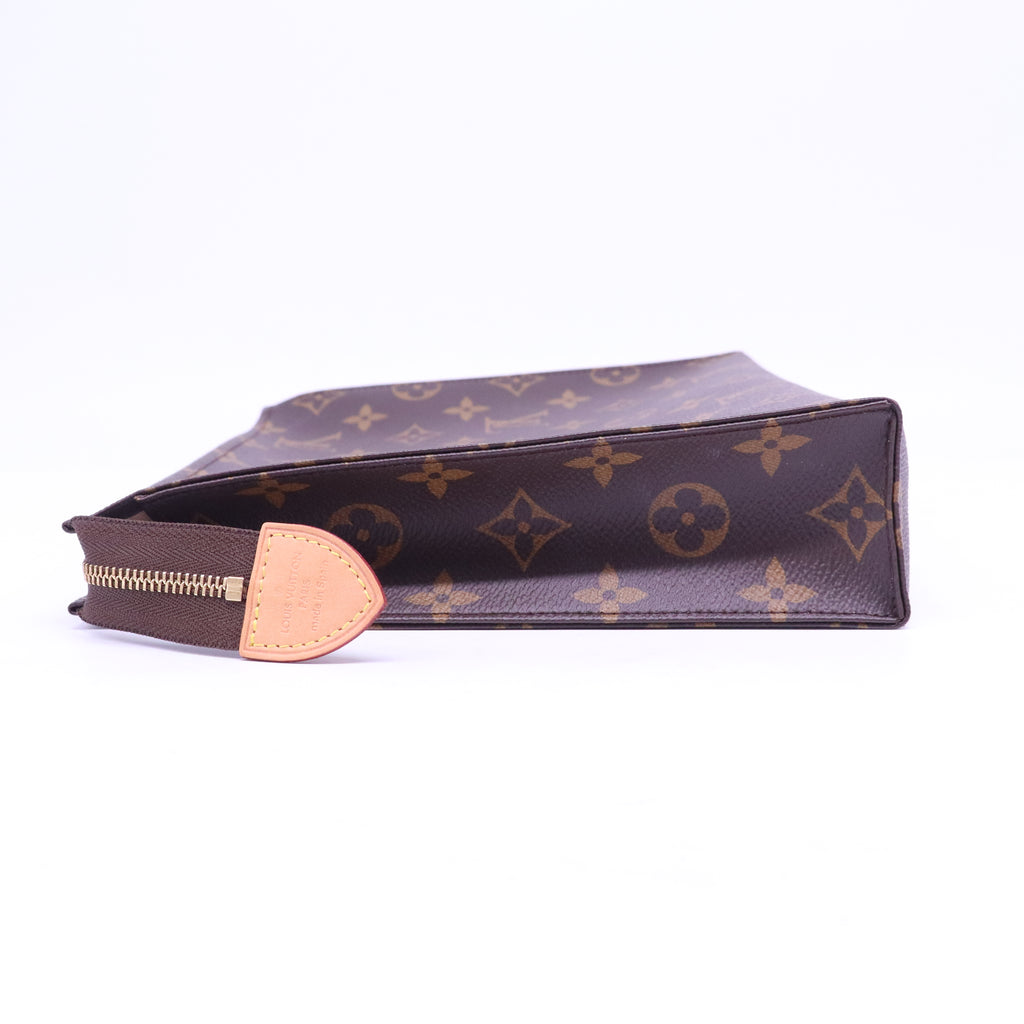 Monogram Canvas Poche Toillete 26 W20944