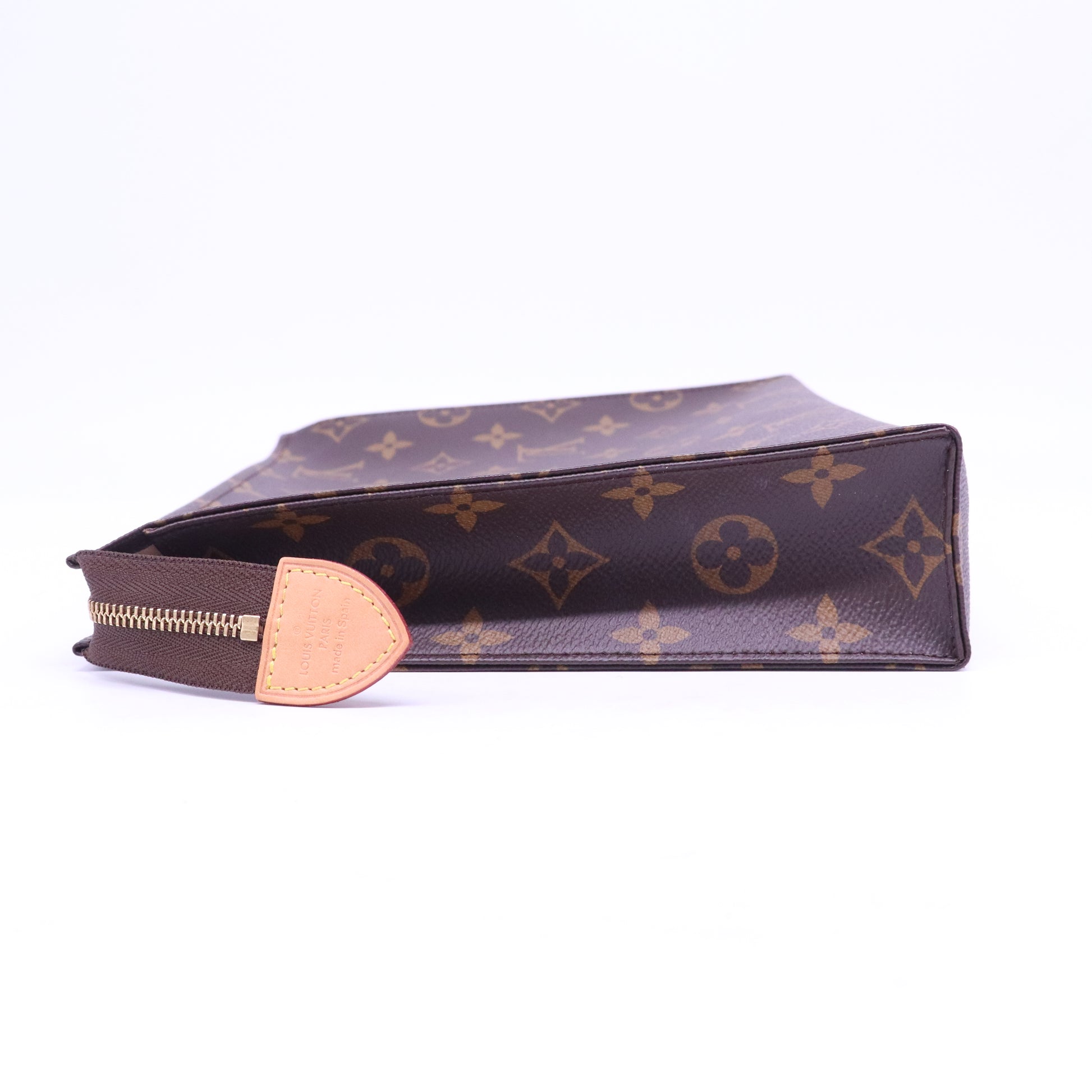 Monogram Canvas Poche Toillete 26 W20944