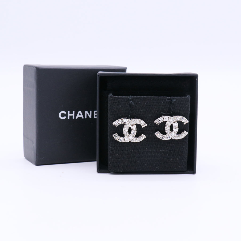 Chanel square and round diamond-engraved earrings twins