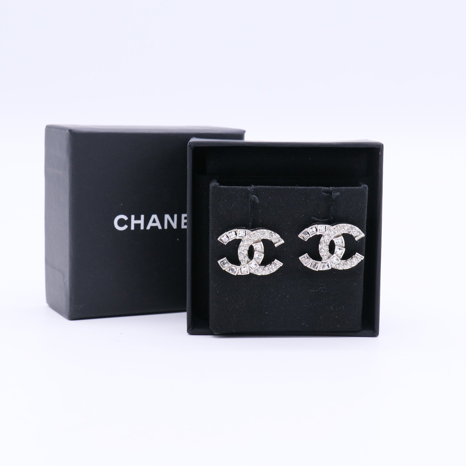 Chanel square and round diamond-engraved earrings twins
