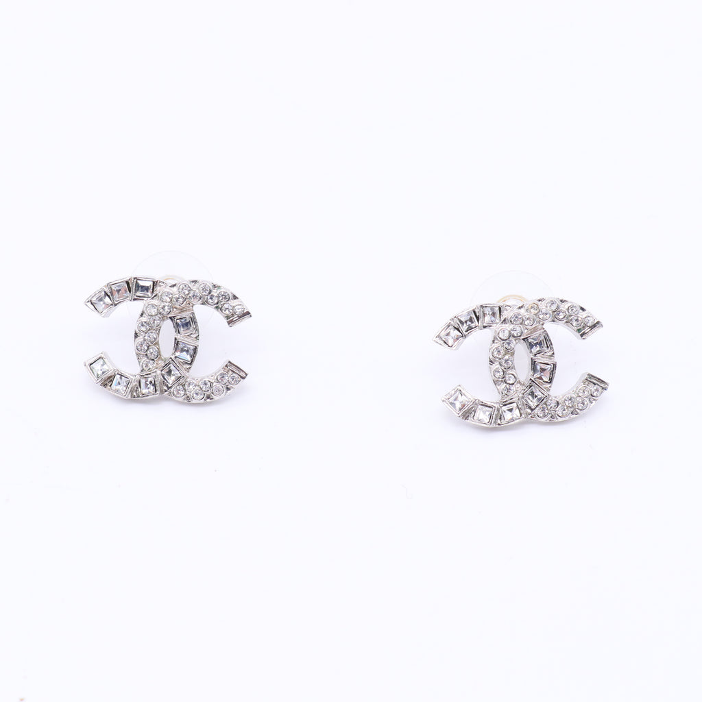 Chanel square and round diamond-engraved earrings twins