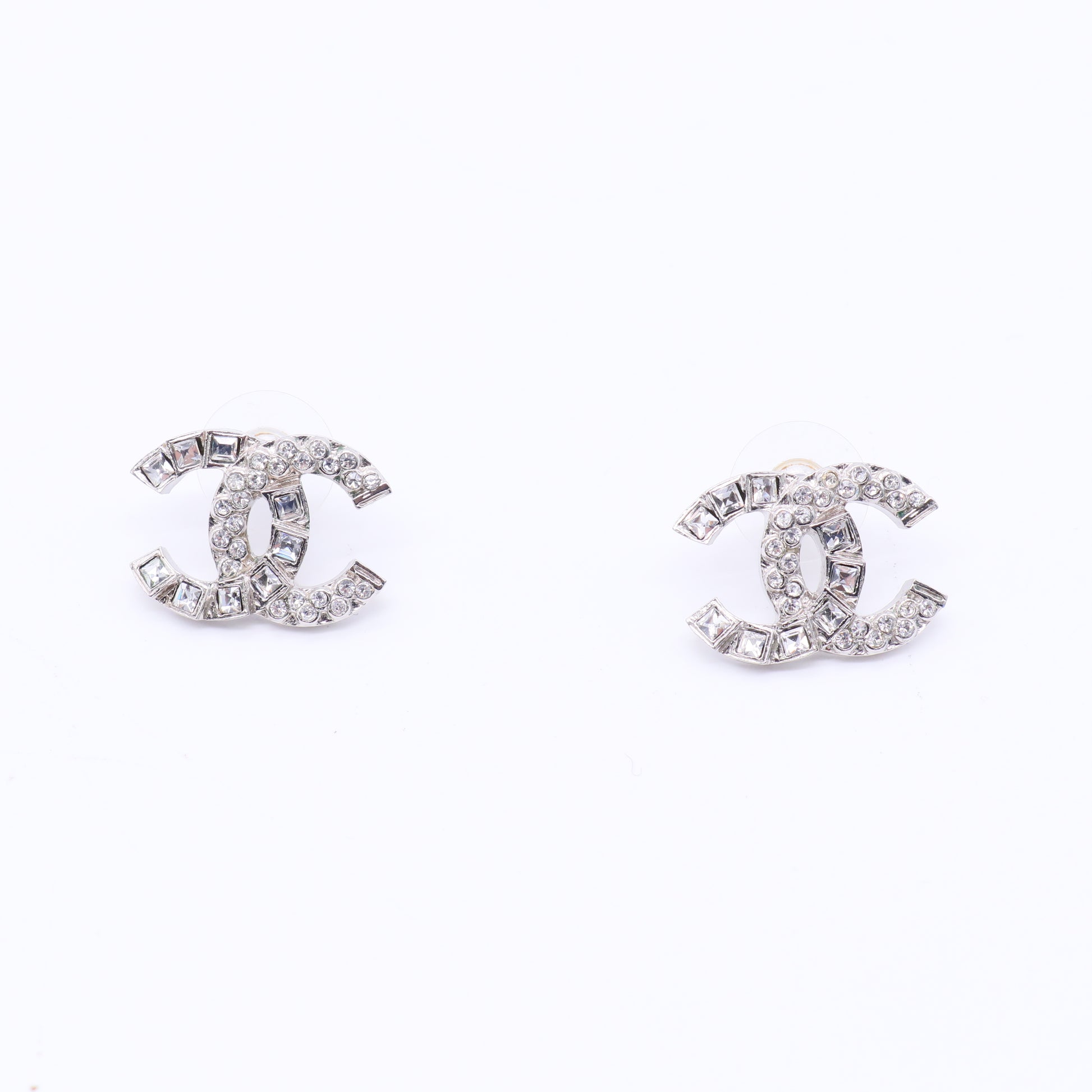 Chanel square and round diamond-engraved earrings twins