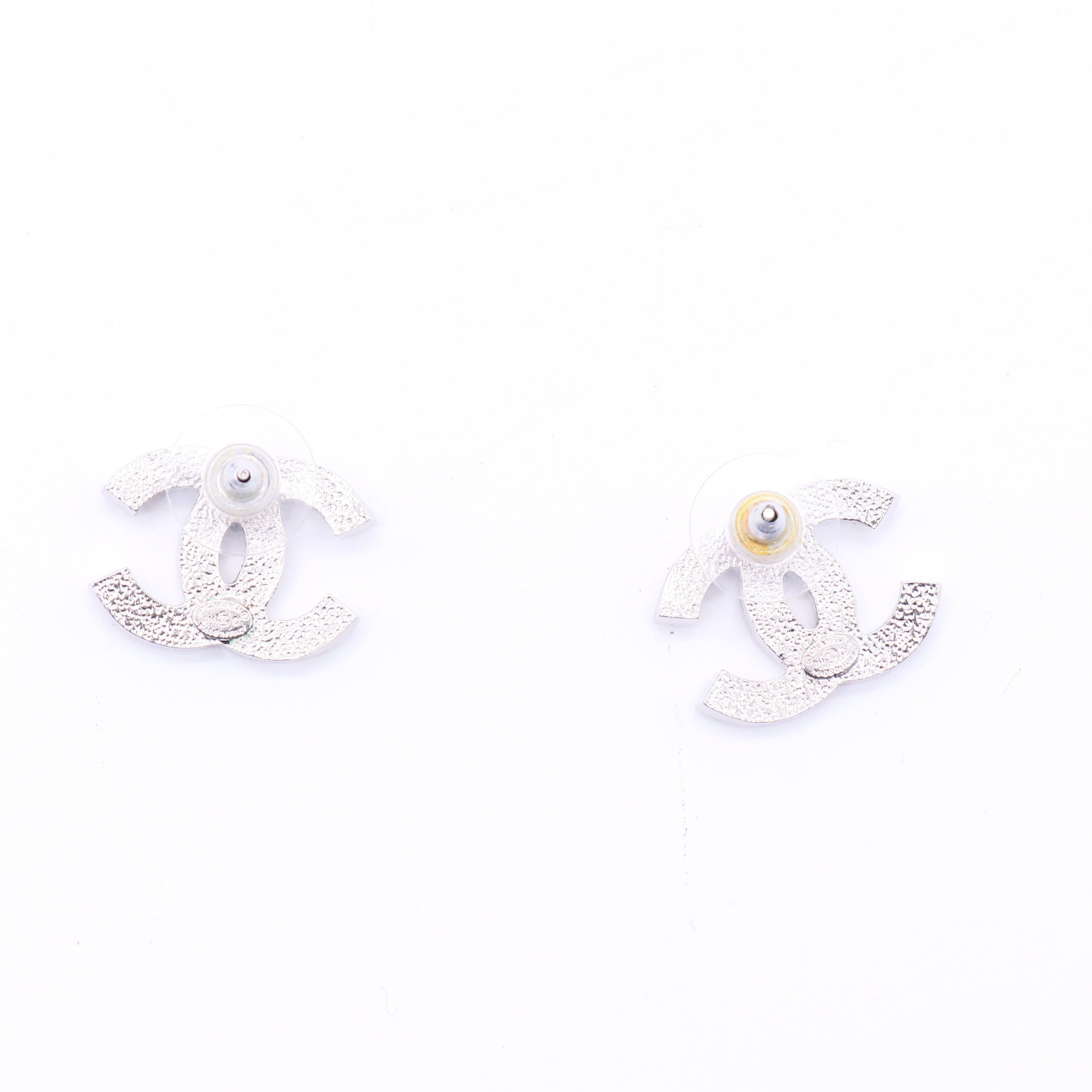 Chanel square and round diamond-engraved earrings twins