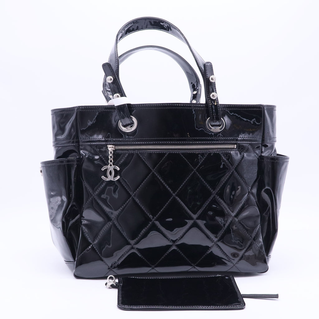 A BLACK PATENT LEATHER PARIS-BIARRITZ TOTE BAG