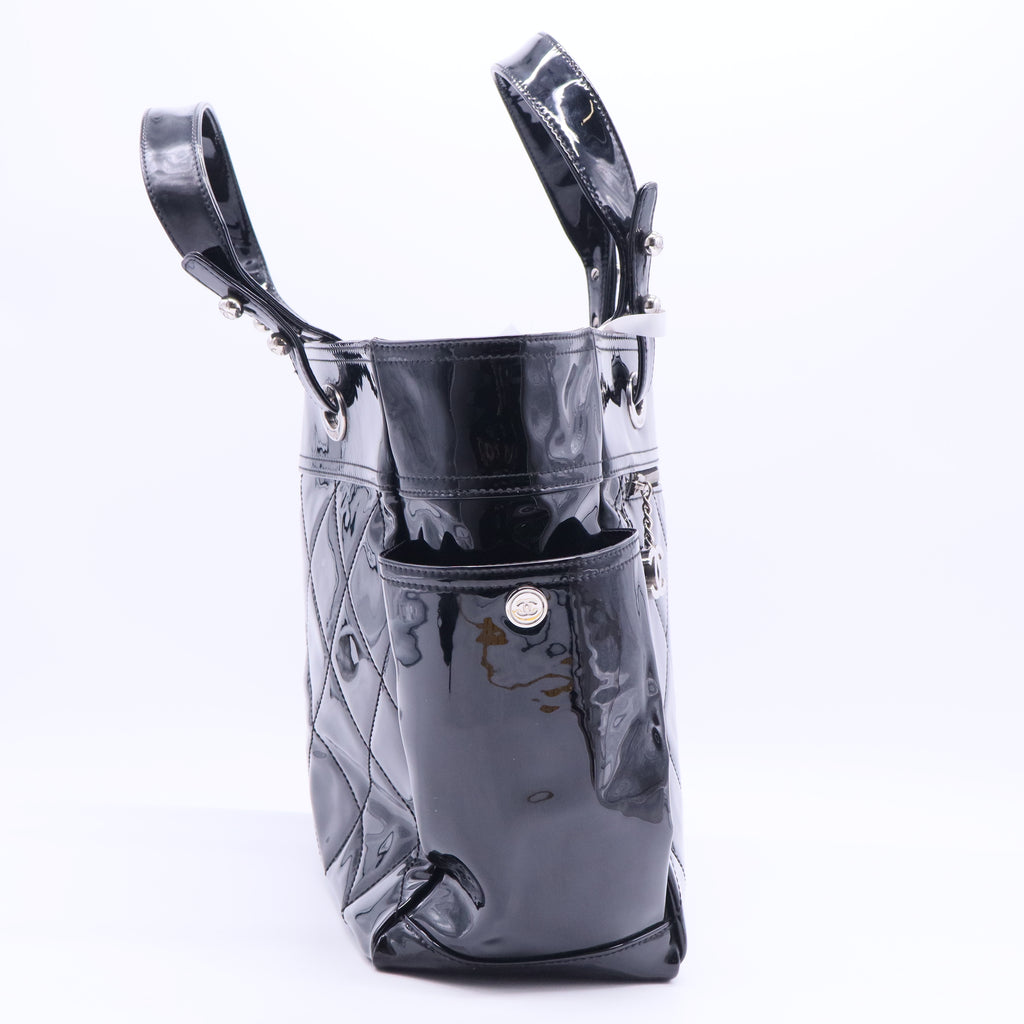 A BLACK PATENT LEATHER PARIS-BIARRITZ TOTE BAG