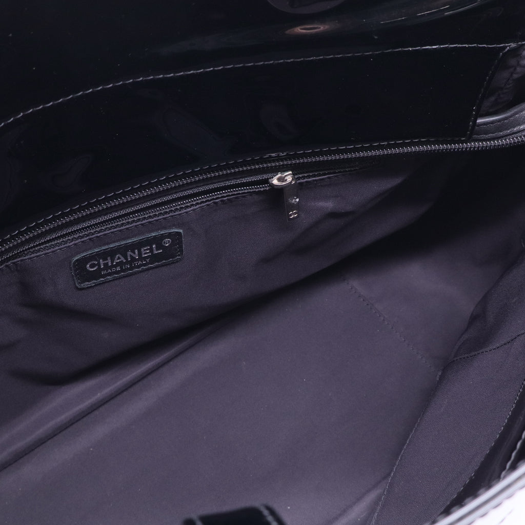 A BLACK PATENT LEATHER PARIS-BIARRITZ TOTE BAG