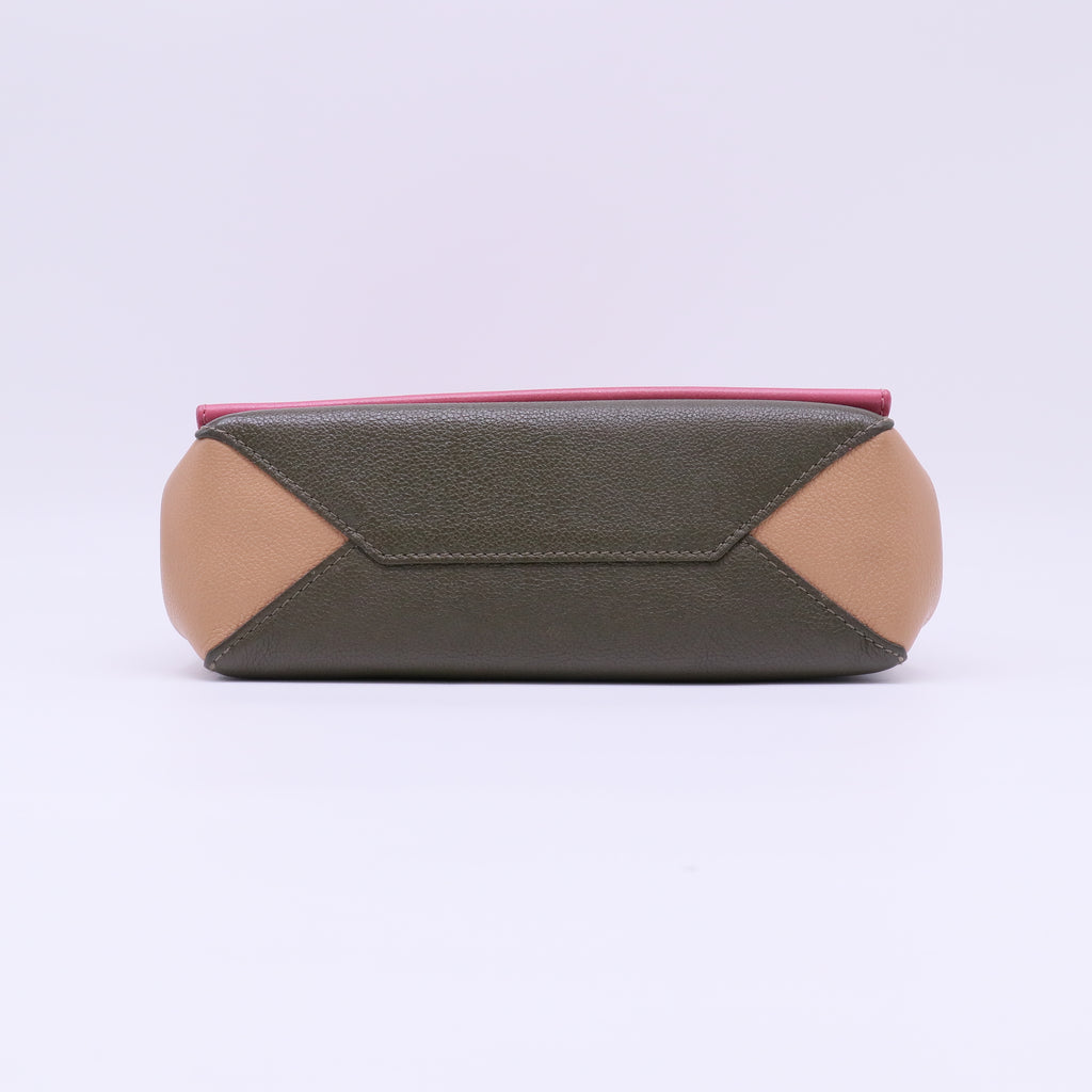 Lockme II Handbag Leather BB B22133