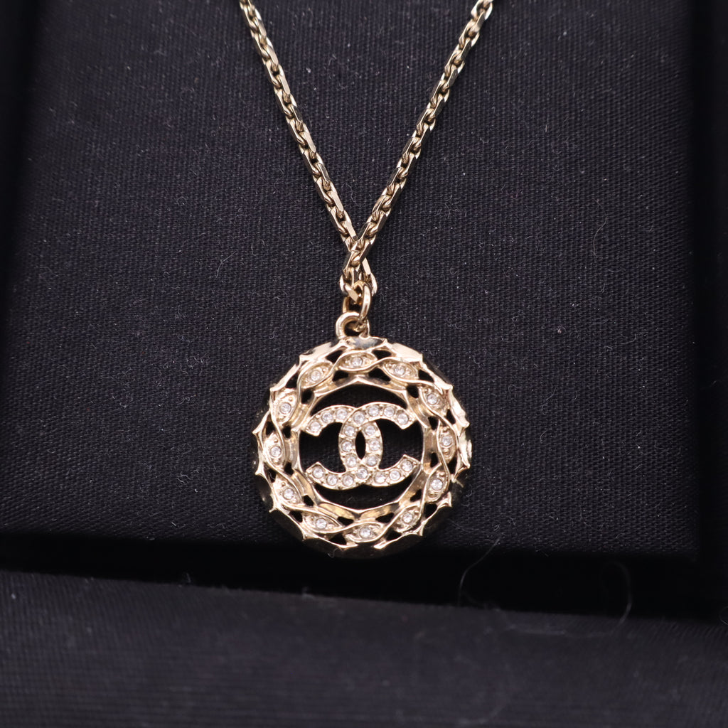 Chanel CC Rhinestone Round Medallion Pendant Necklace twins LDJ5190