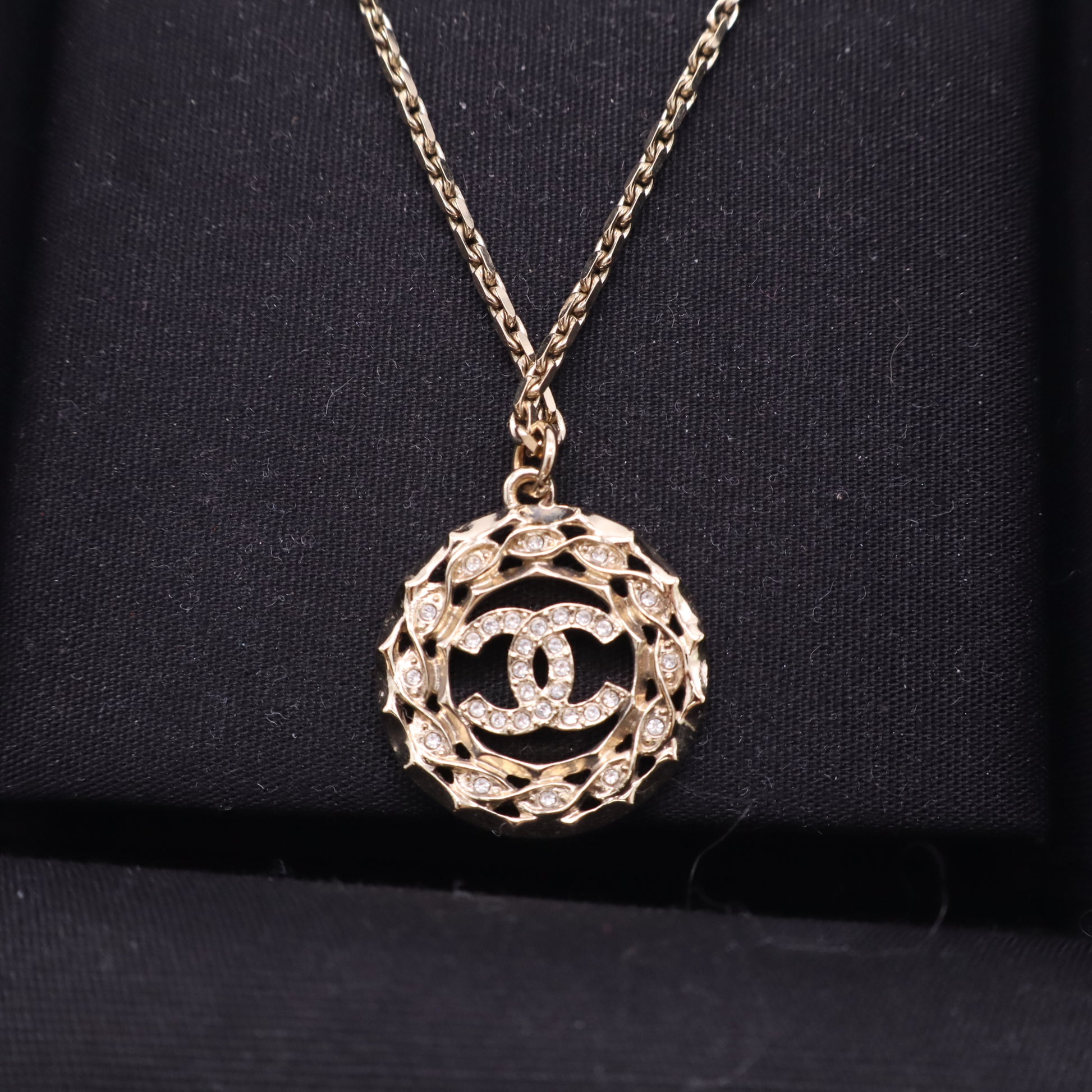 Chanel CC Rhinestone Round Medallion Pendant Necklace twins LDJ5190