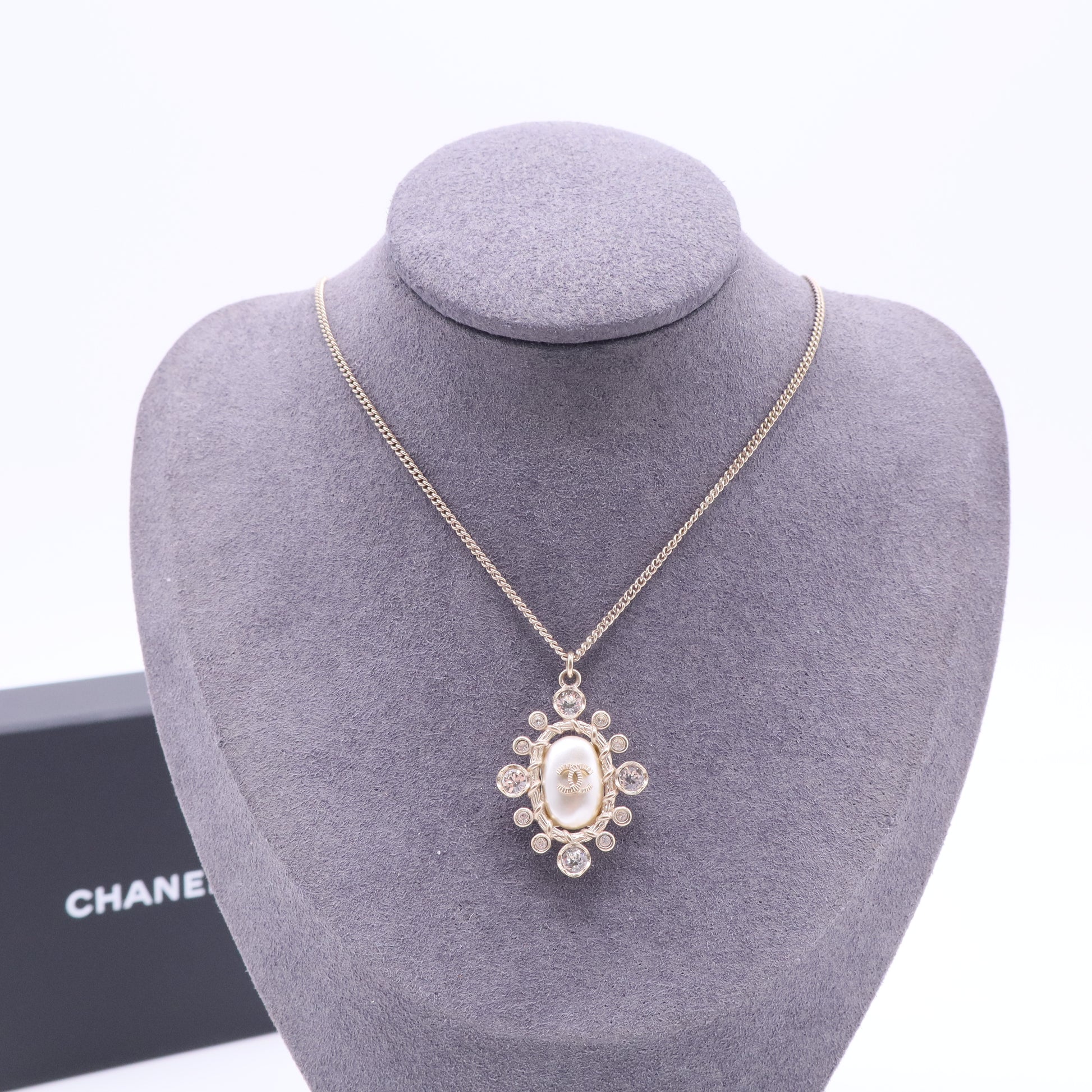 Pearl Pendant CC Chain Necklace Golden Metallic