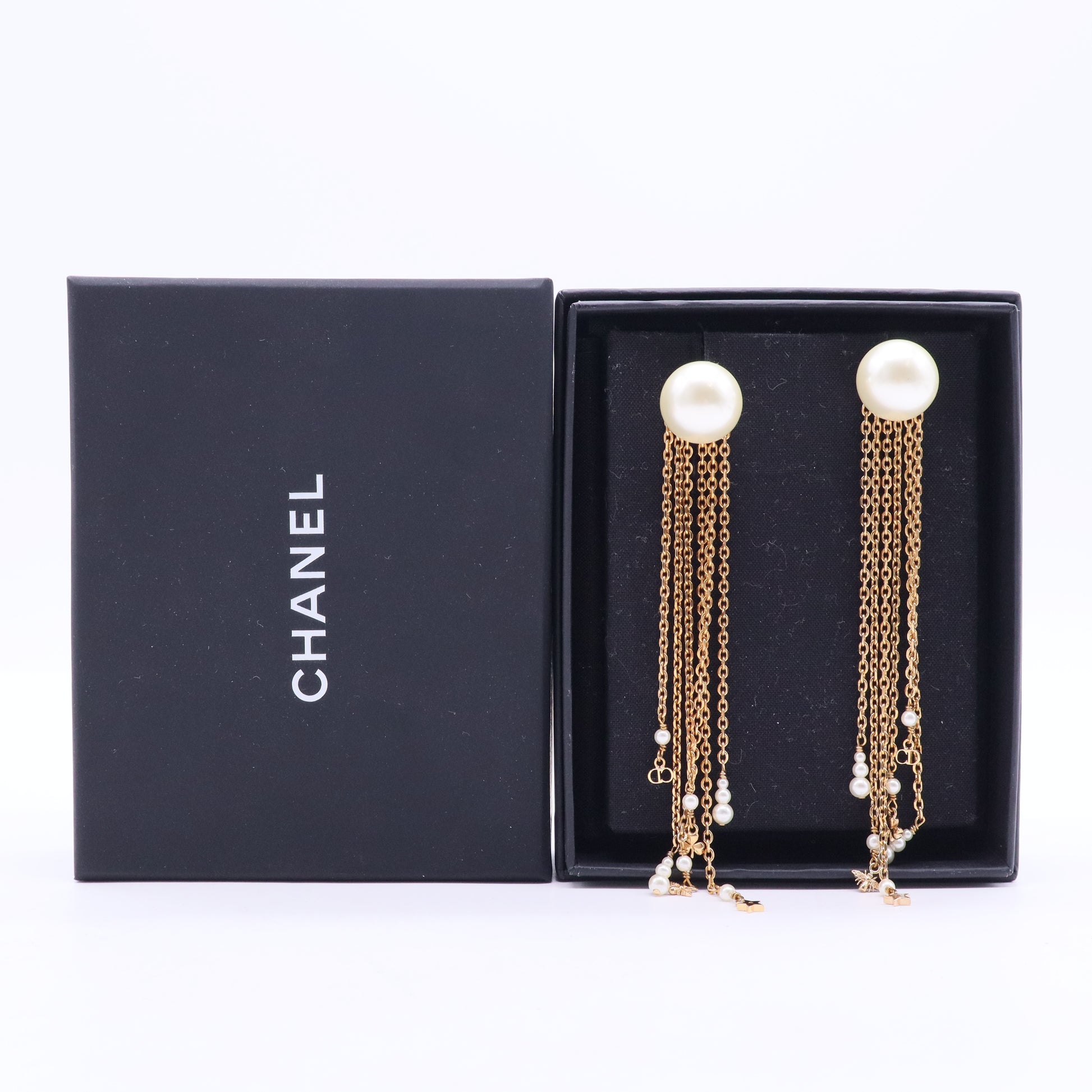 decorative pearl and chains with CC monogram earring