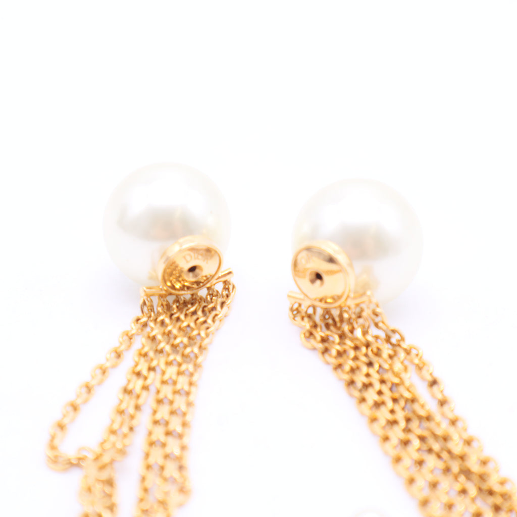 decorative pearl and chains with CC monogram earring