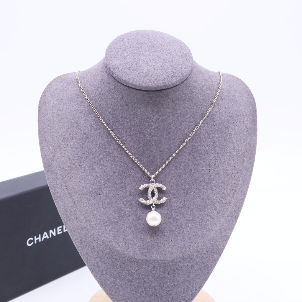 Crystal Textured CC Pearl Drop Pendant Necklace