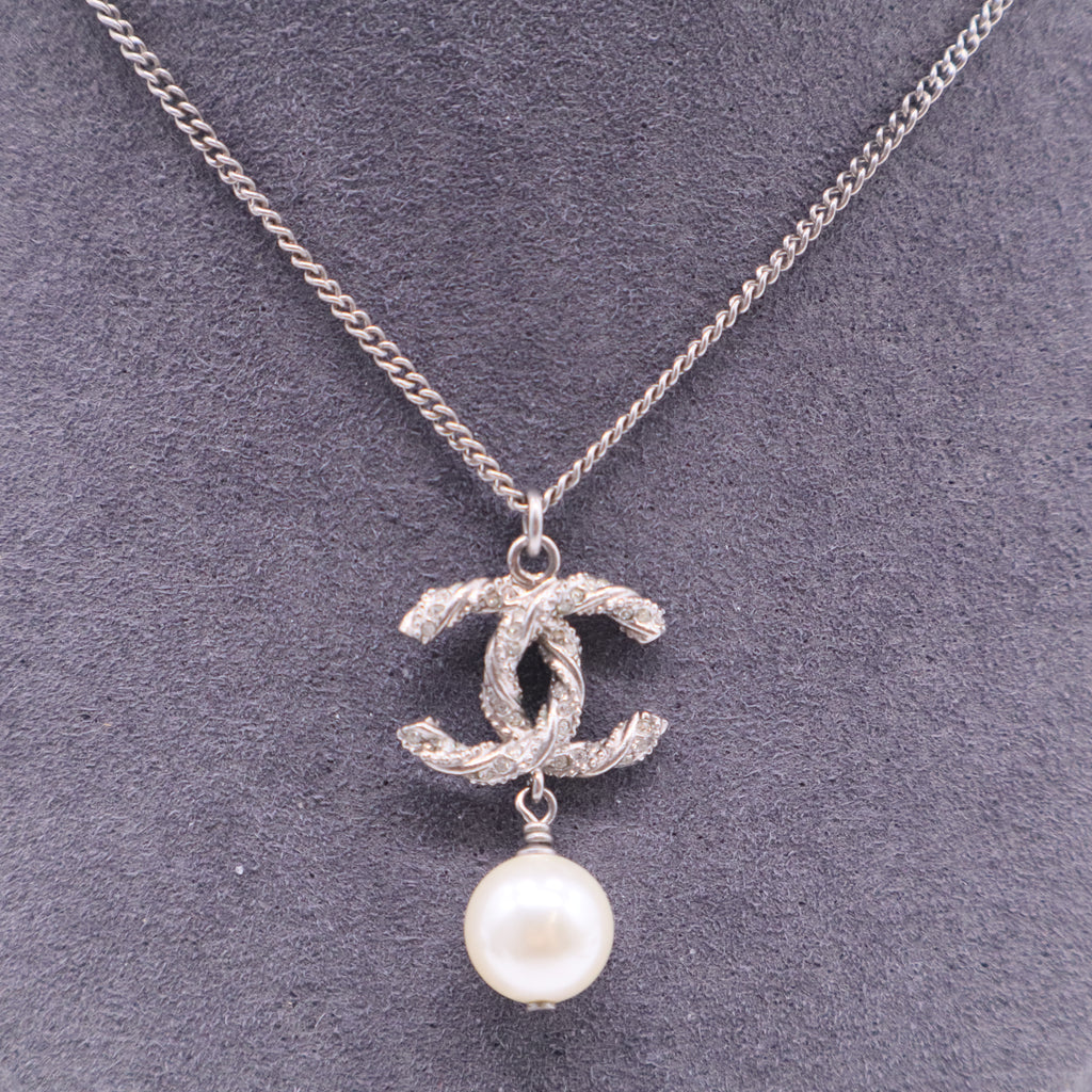 Crystal Textured CC Pearl Drop Pendant Necklace