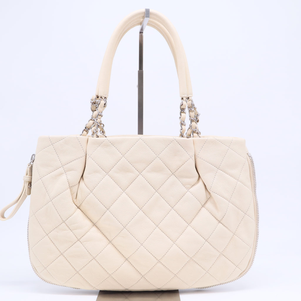 Timeless CC Expandable Tote Quilted Caviar Medium B20521
