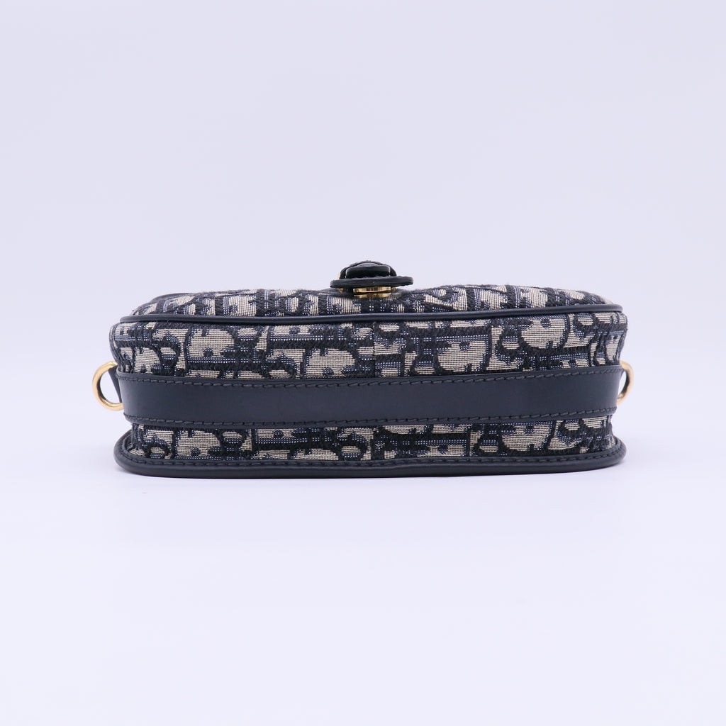 Oblique Medium Bobby Flap Blue B22637