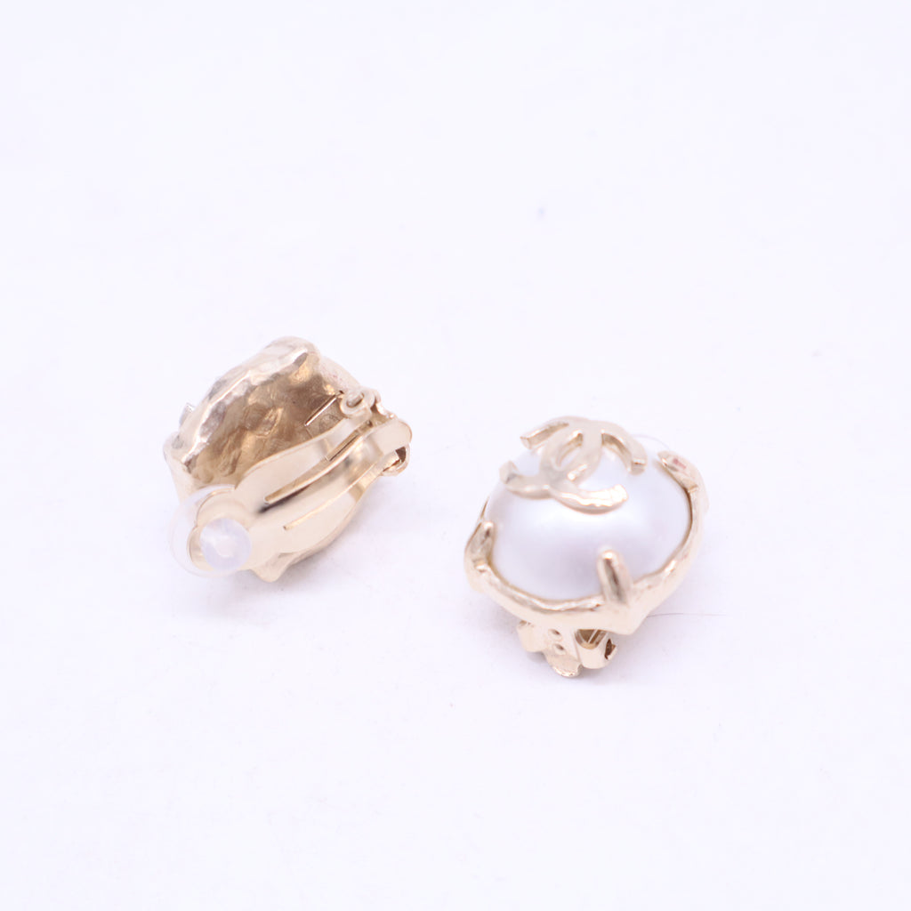 2014 Faux Pearl CC Earrings in Gold Plated W20478