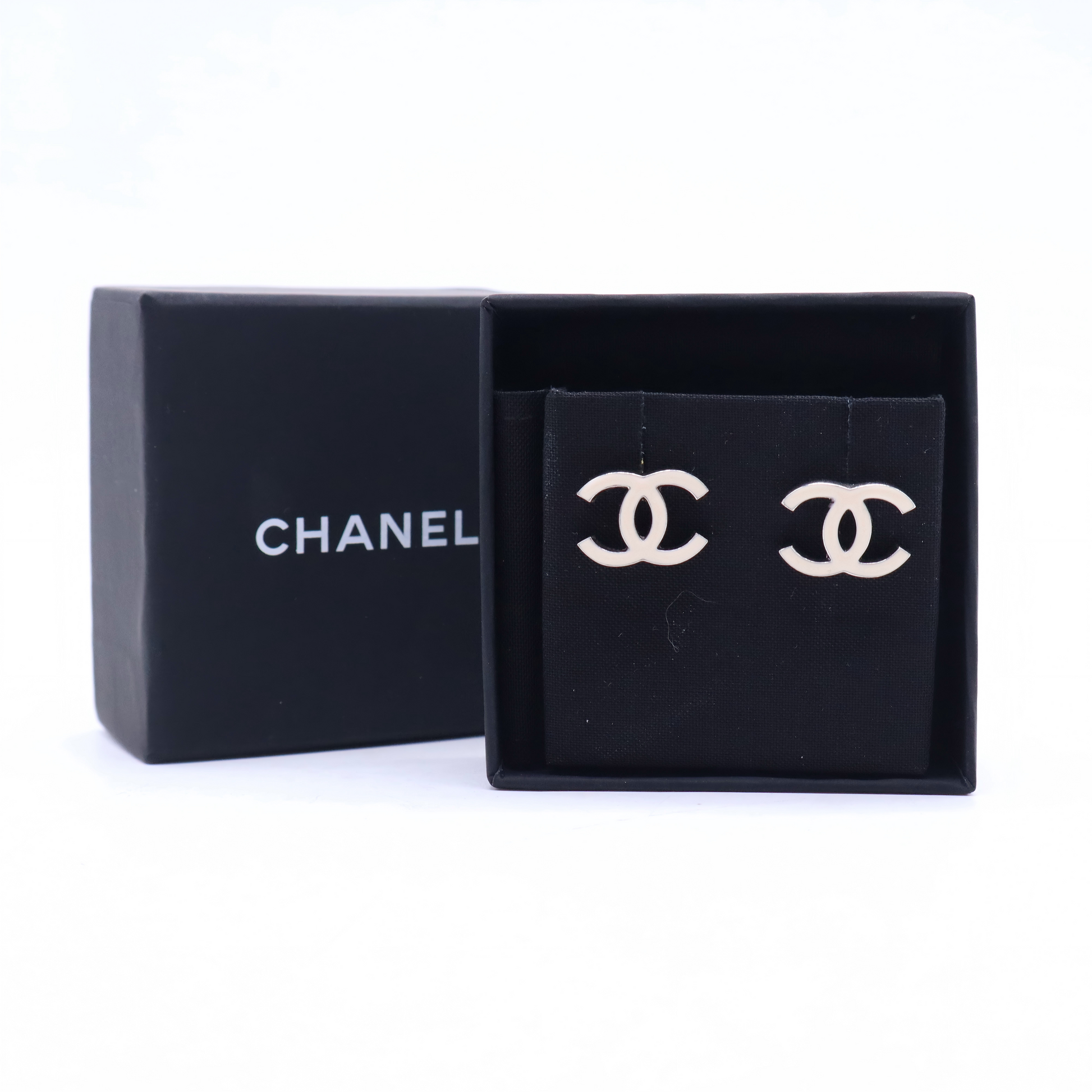 White Silver Coco Mark Earrings W21125