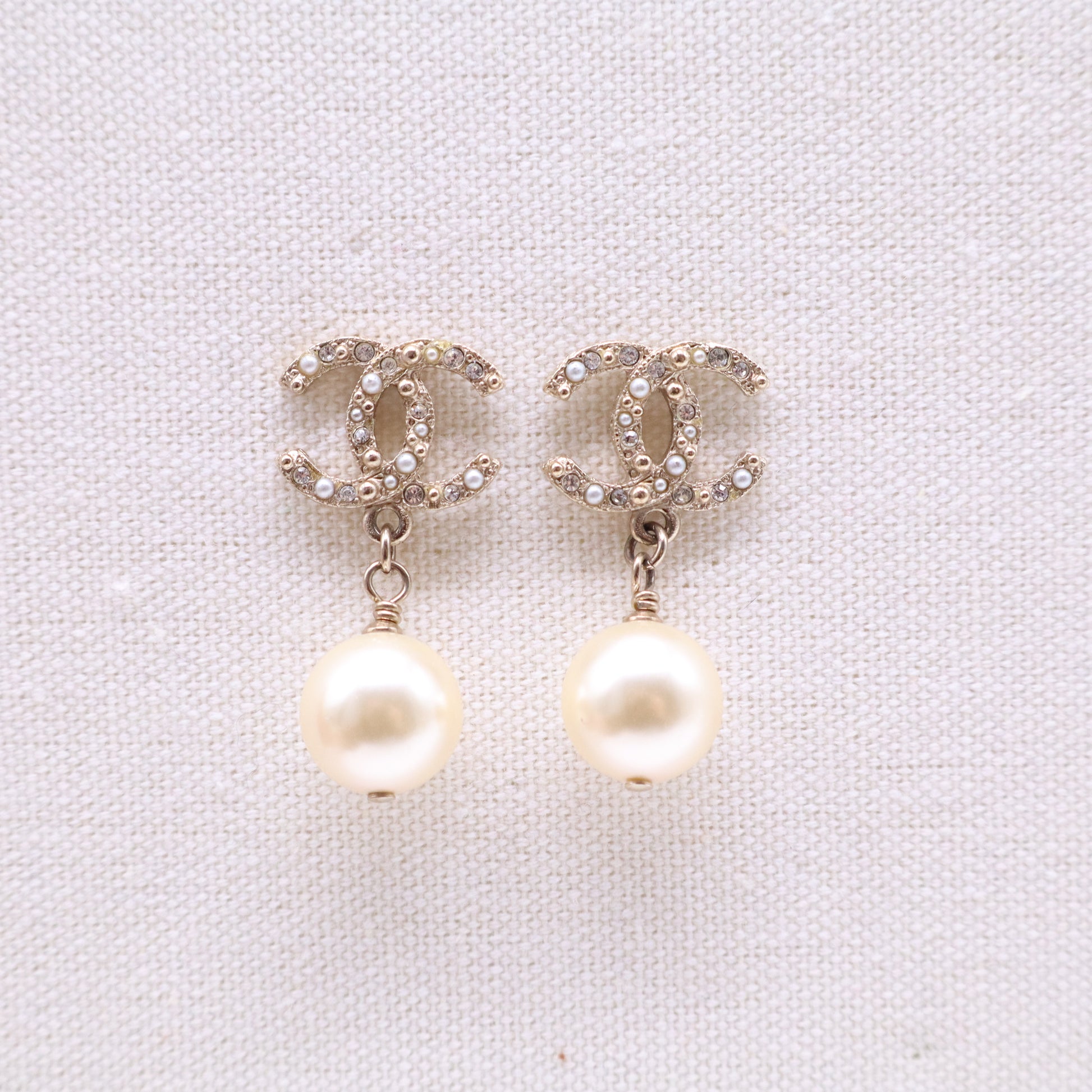 CC Pierced Earrings 24K Goldplated Rhinestone & Drop Faux Pearl W21101