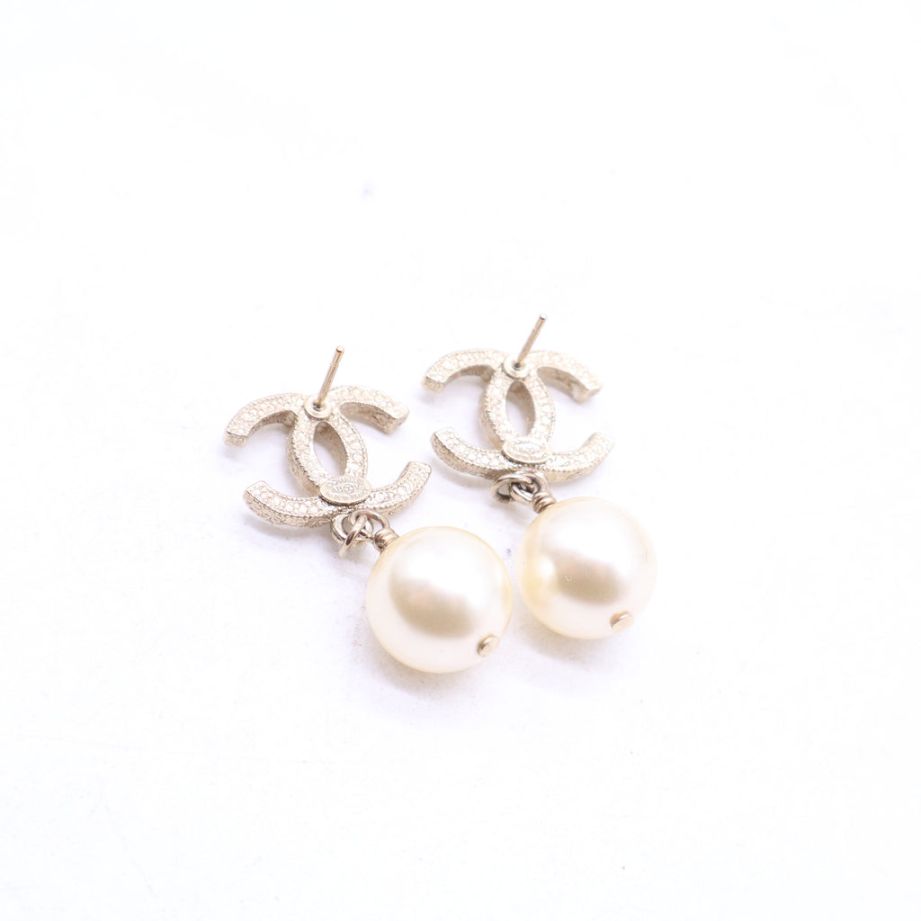 CC Pierced Earrings 24K Goldplated Rhinestone & Drop Faux Pearl W21101