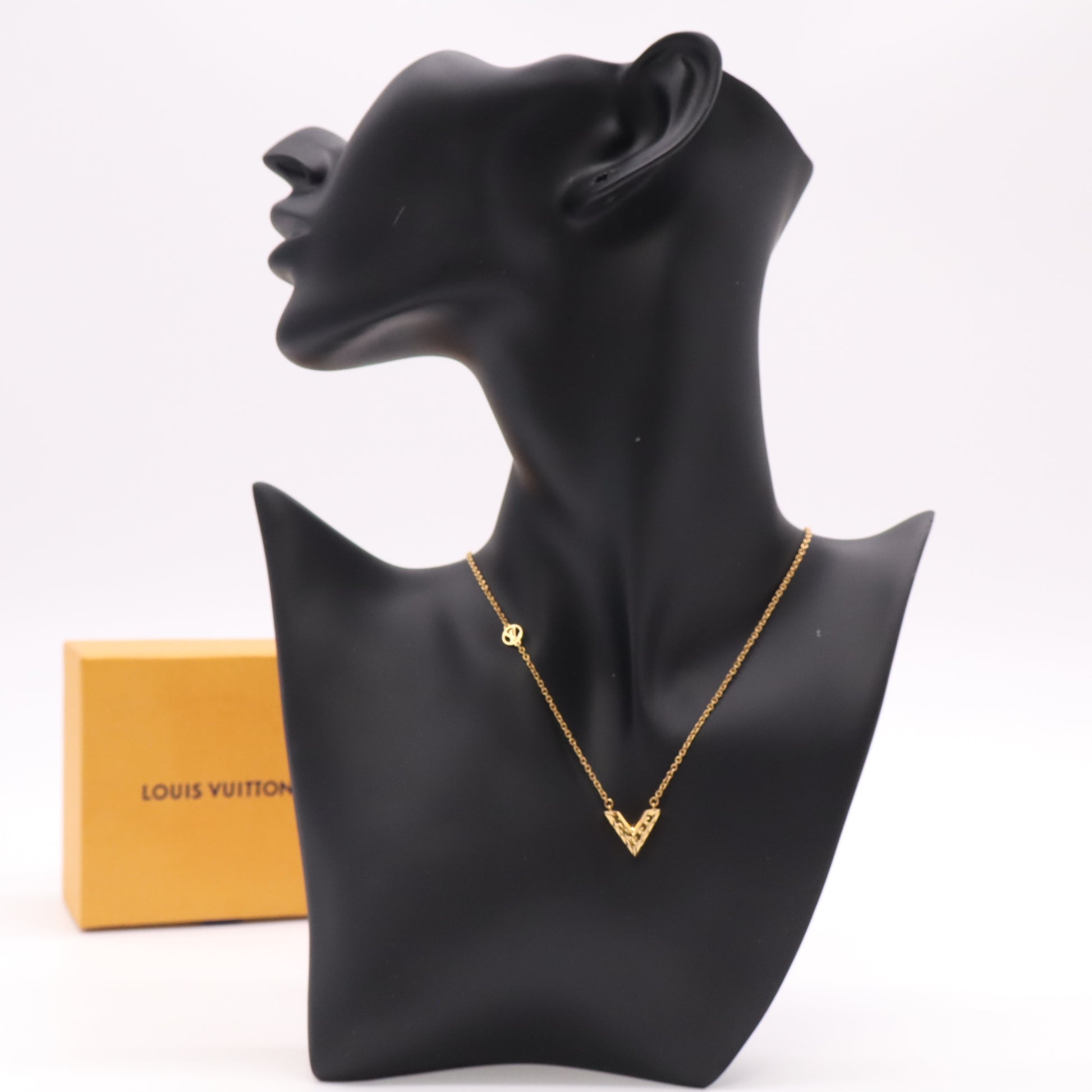 Louis Vuitton Essential V Necklace W22253