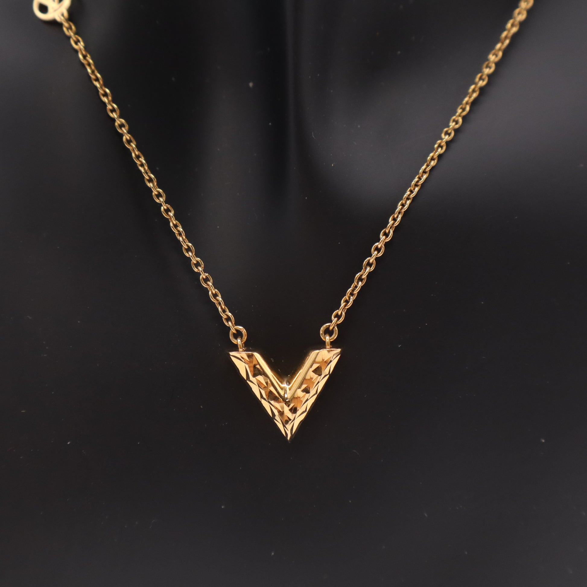 Louis Vuitton Essential V Necklace W22253