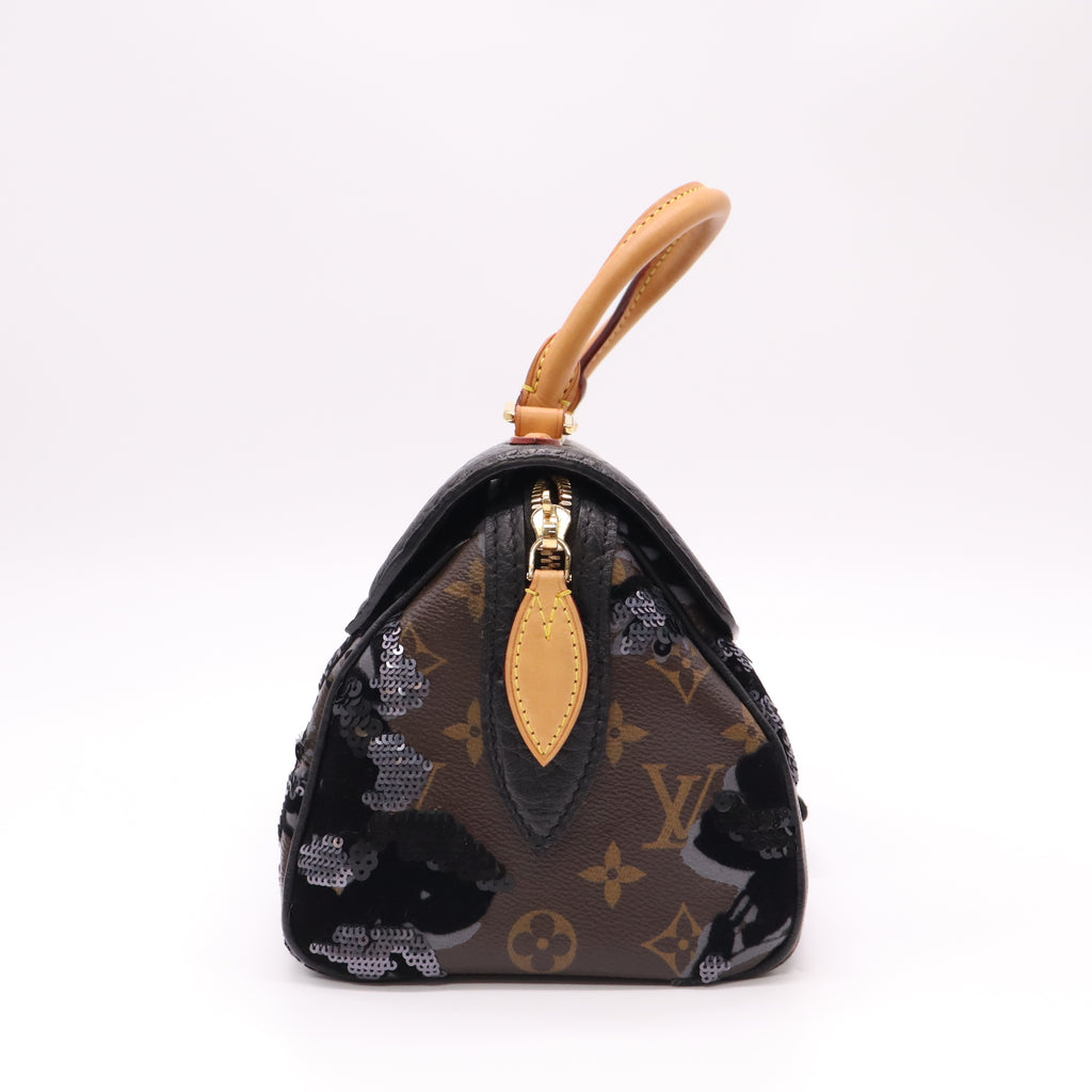 Carrousel Handbag Limited Edition Fleur De Jais  B22528