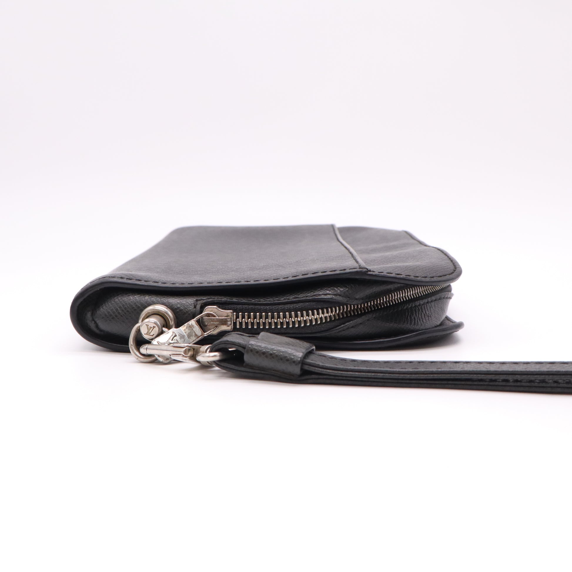 Louis Vuitton Taiga Toiletry Pouch W22193