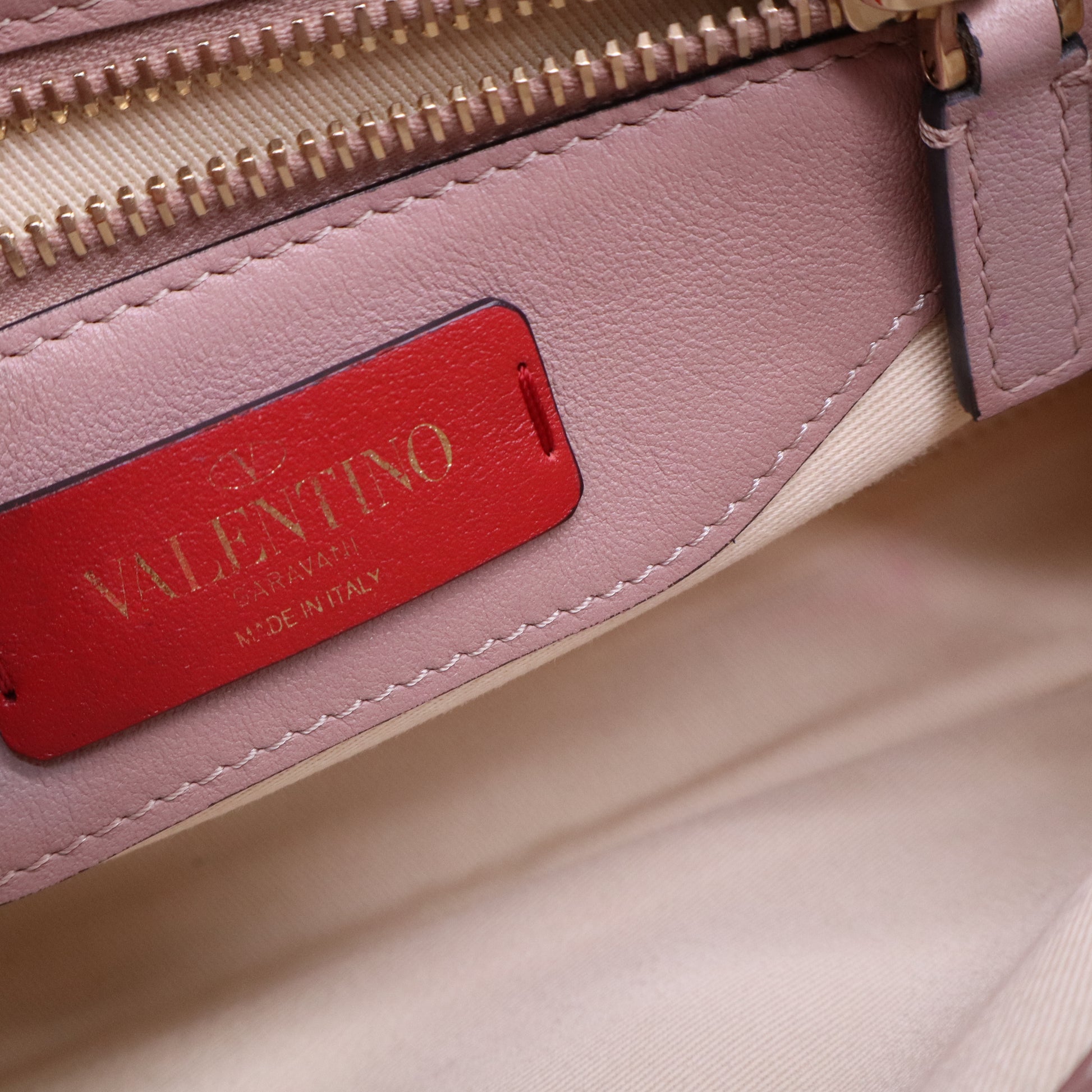 Small Rockstud Grainy Calfskin Crossbody Bag B21226