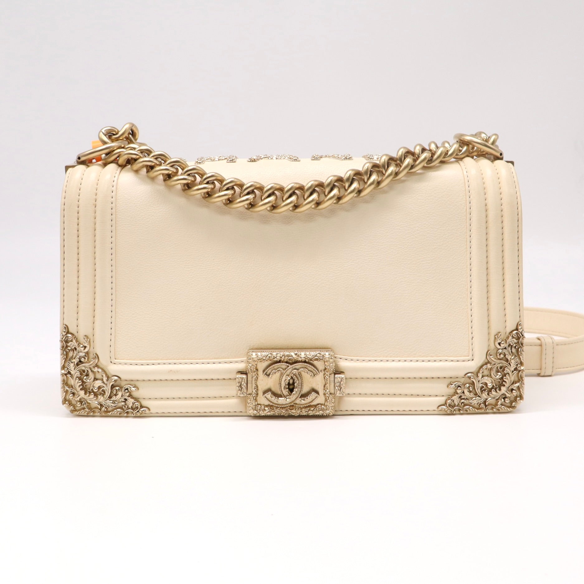 Chanel vintage Baroque Embossde Metal Flap Chain Clutch Crossbody Bag Twins LDZ142