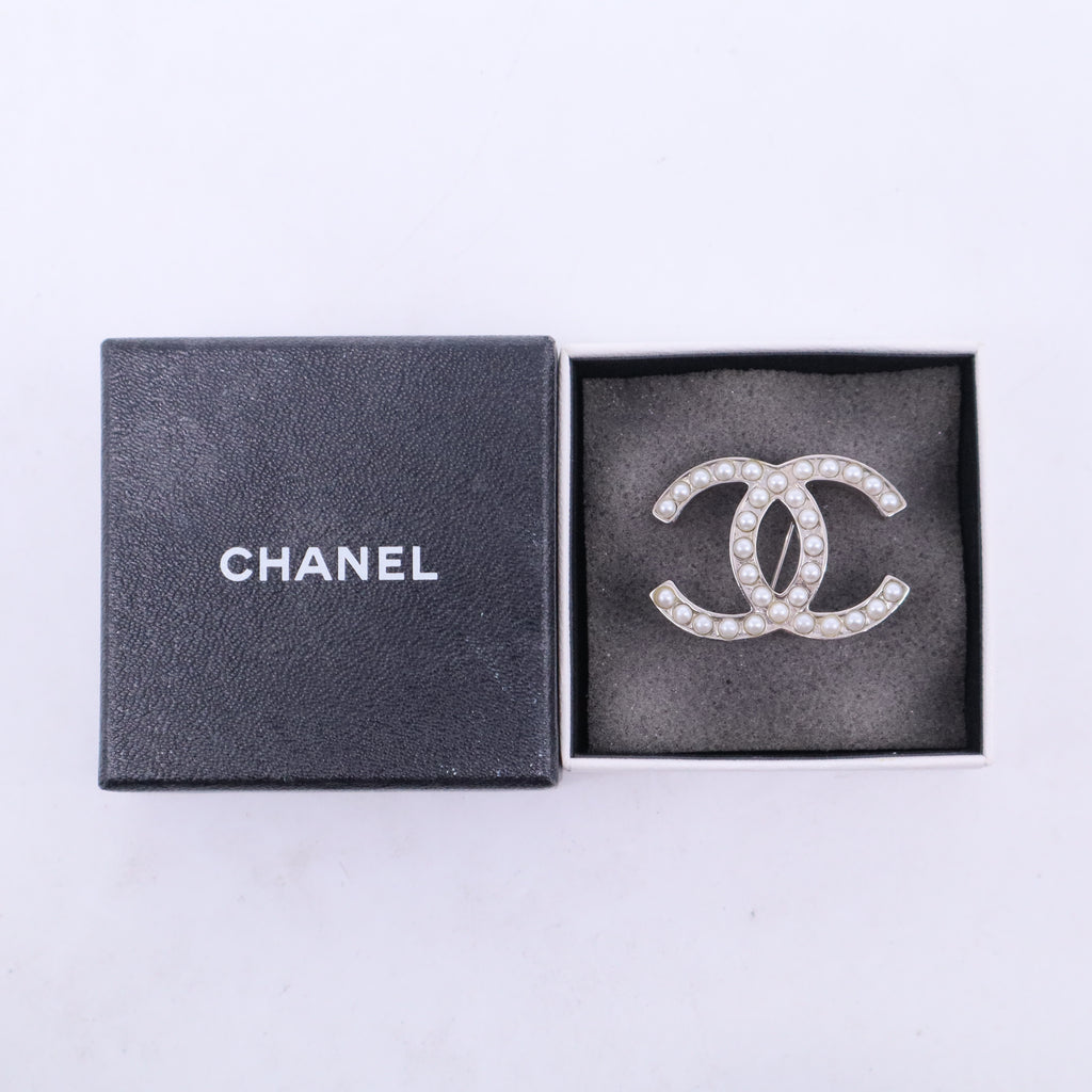 Faux Pearl CC Brooch Pin W20544