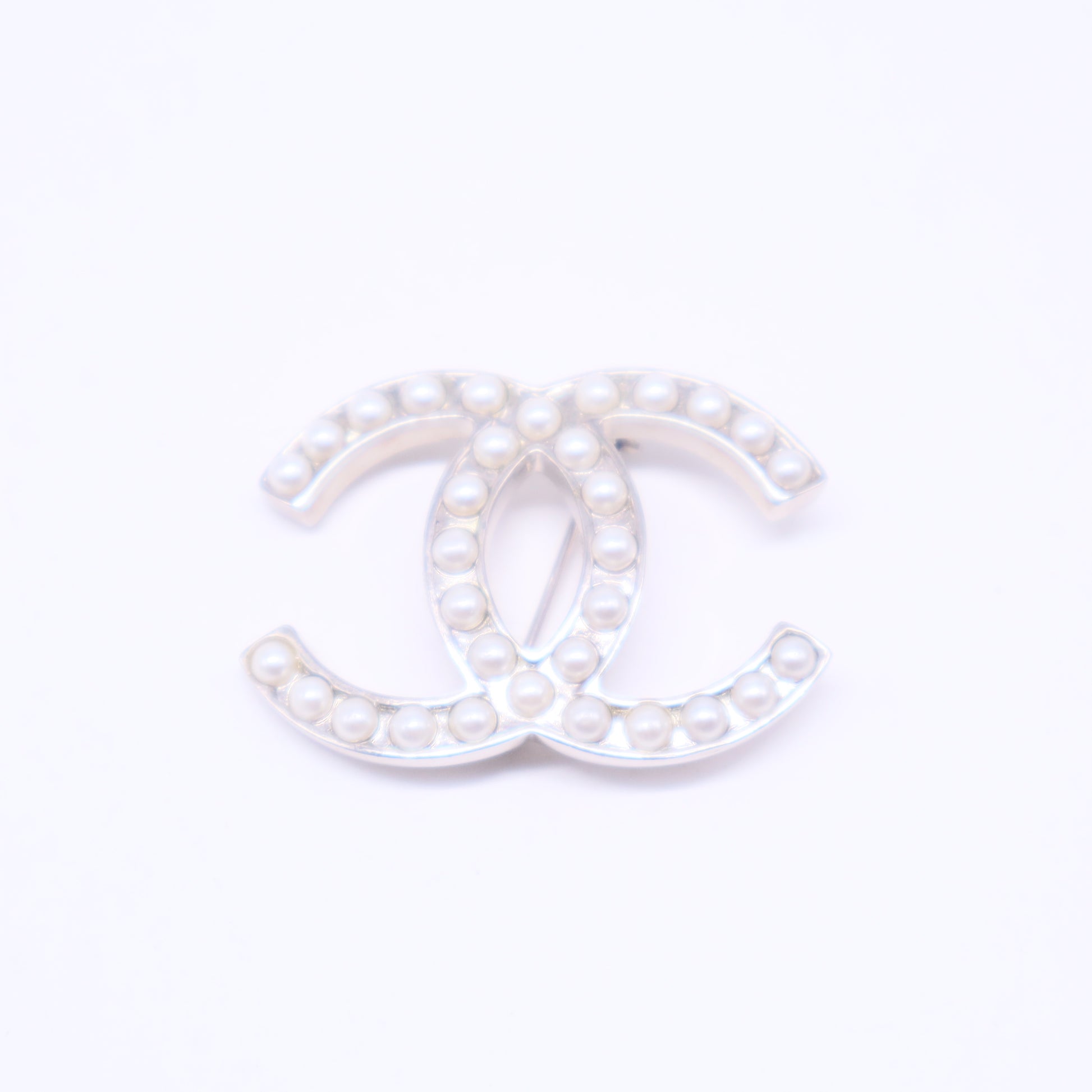 Faux Pearl CC Brooch Pin W20544