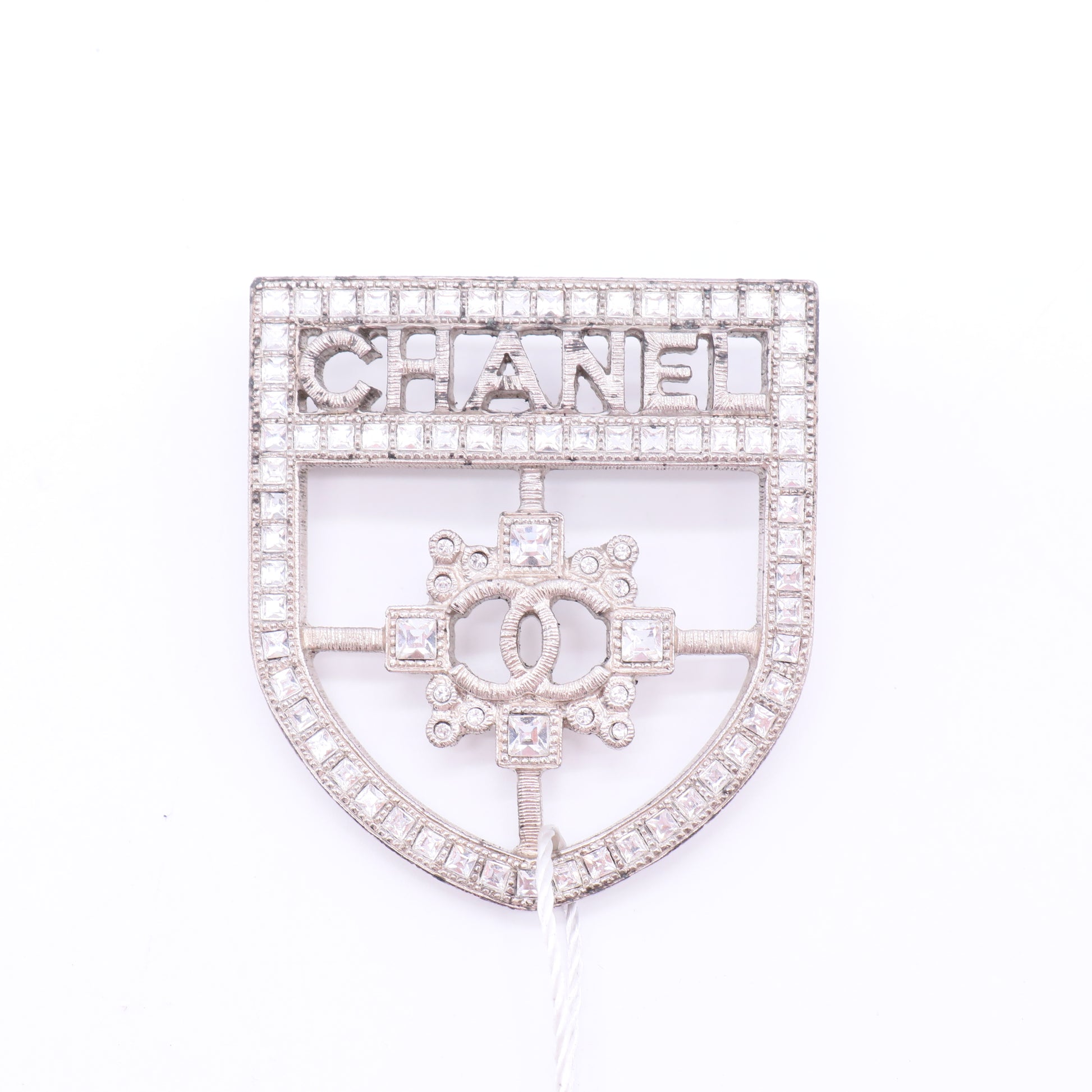 Chanel  Shield-shaped diamond-engraved brooch twins LDJ2563