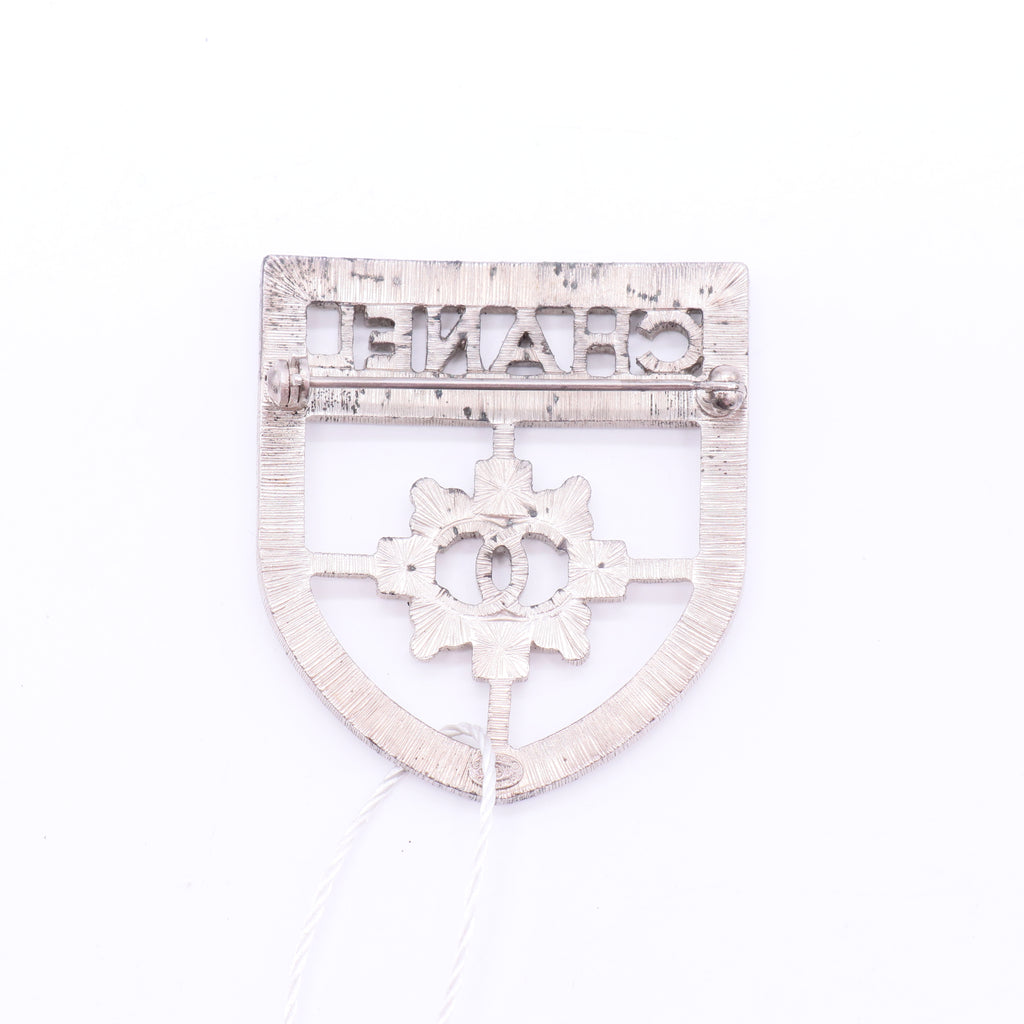 Chanel  Shield-shaped diamond-engraved brooch twins LDJ2563