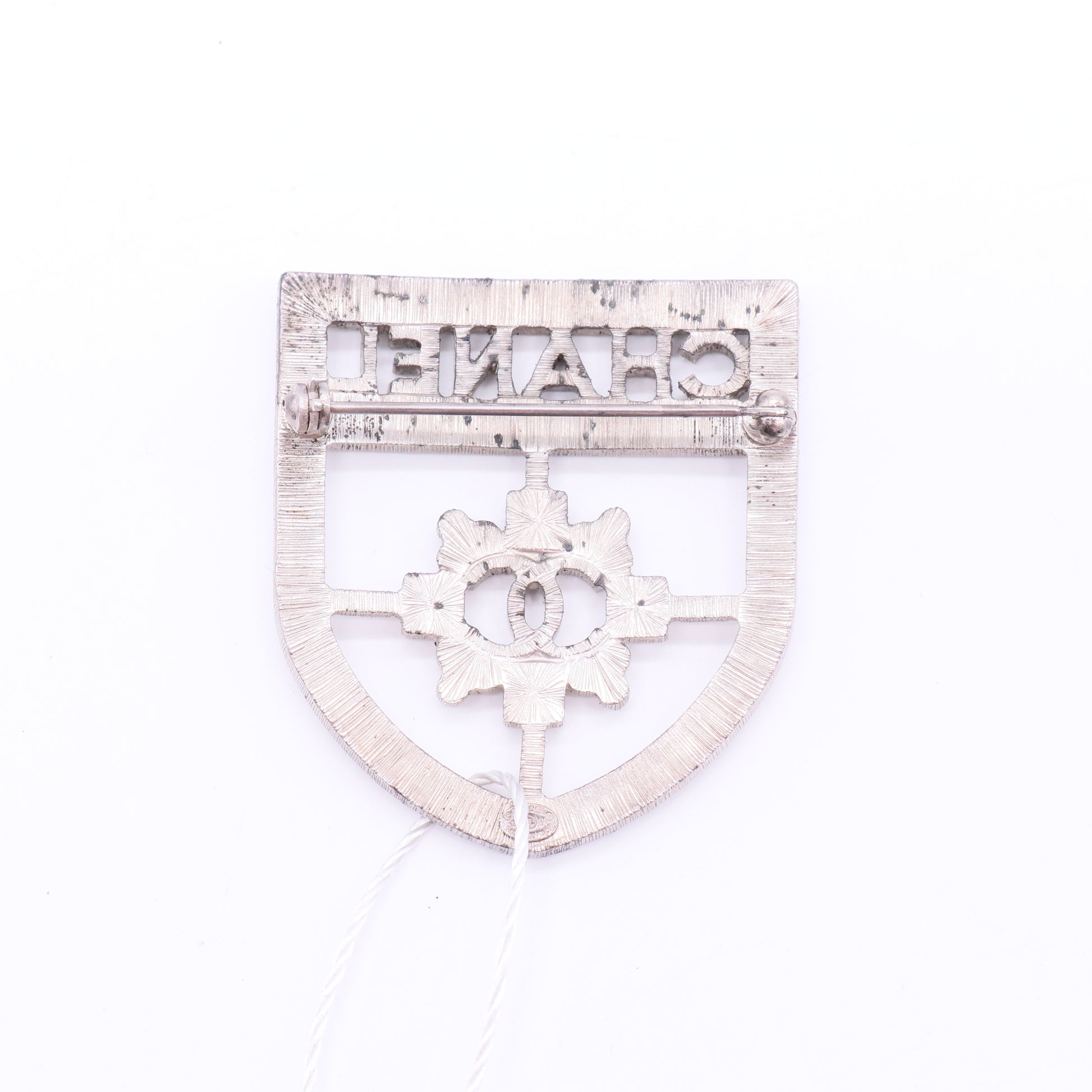 Chanel  Shield-shaped diamond-engraved brooch twins LDJ2563