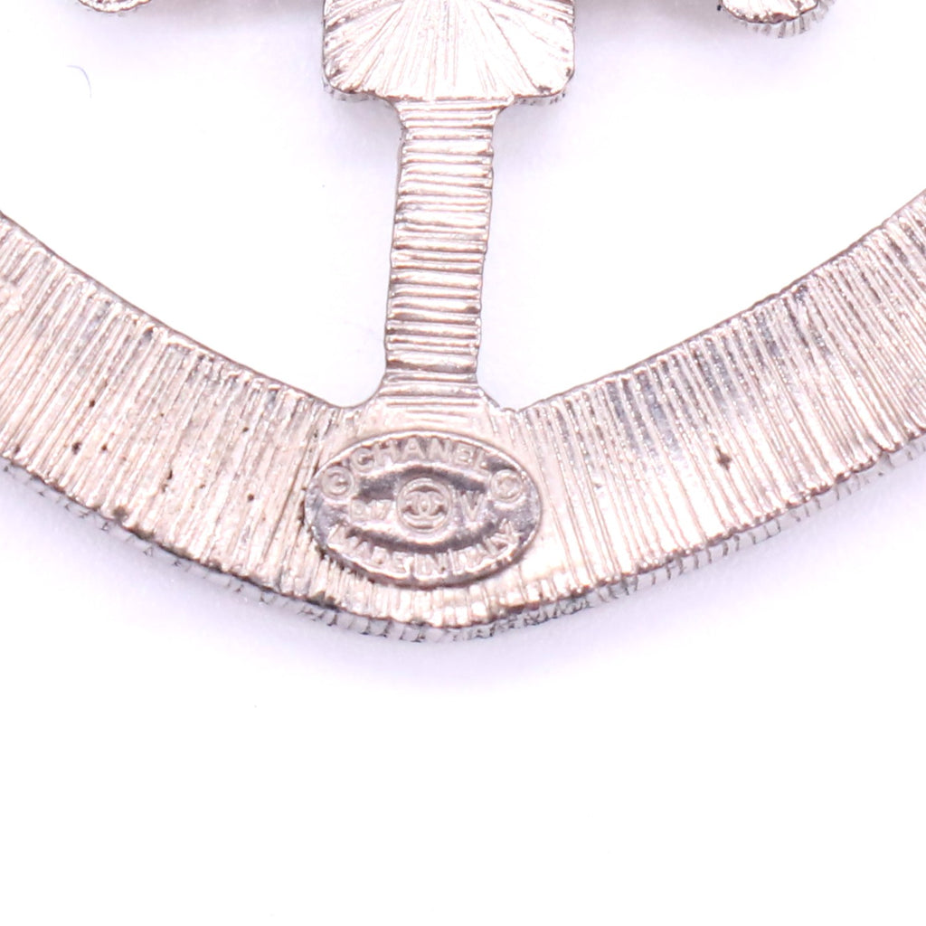Chanel  Shield-shaped diamond-engraved brooch twins LDJ2563
