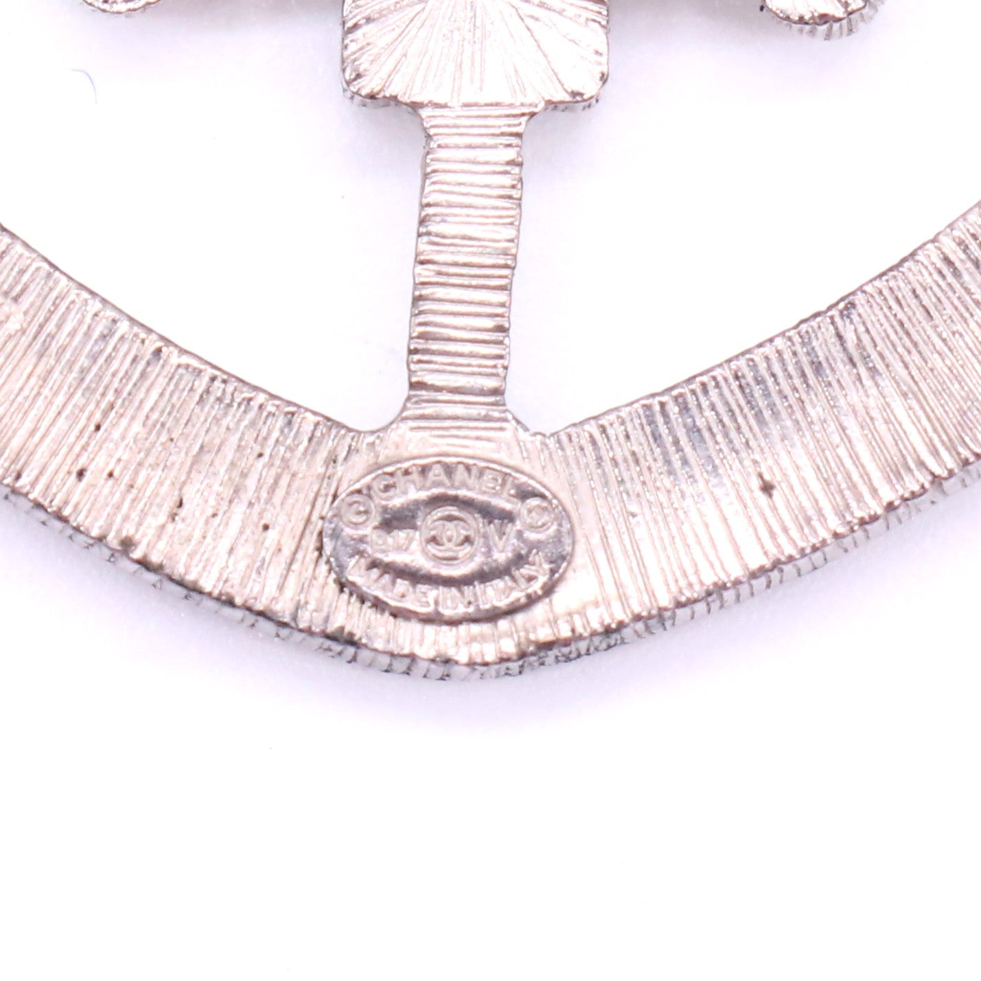 Chanel  Shield-shaped diamond-engraved brooch twins LDJ2563