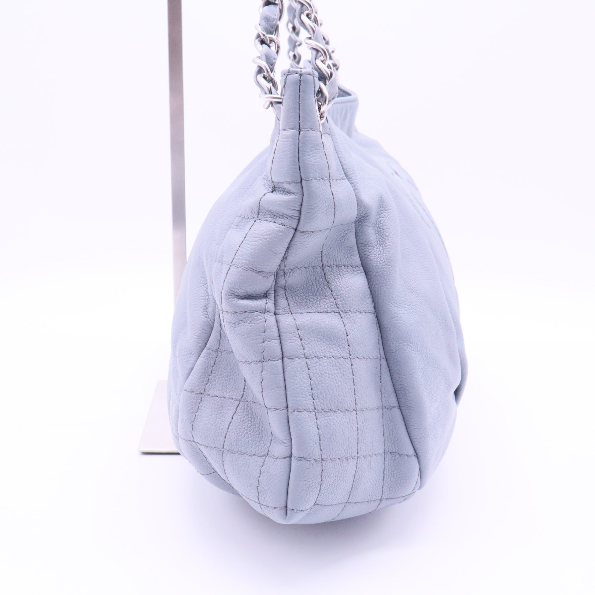 Timeless Half Moon Tote Caviar Large gisel