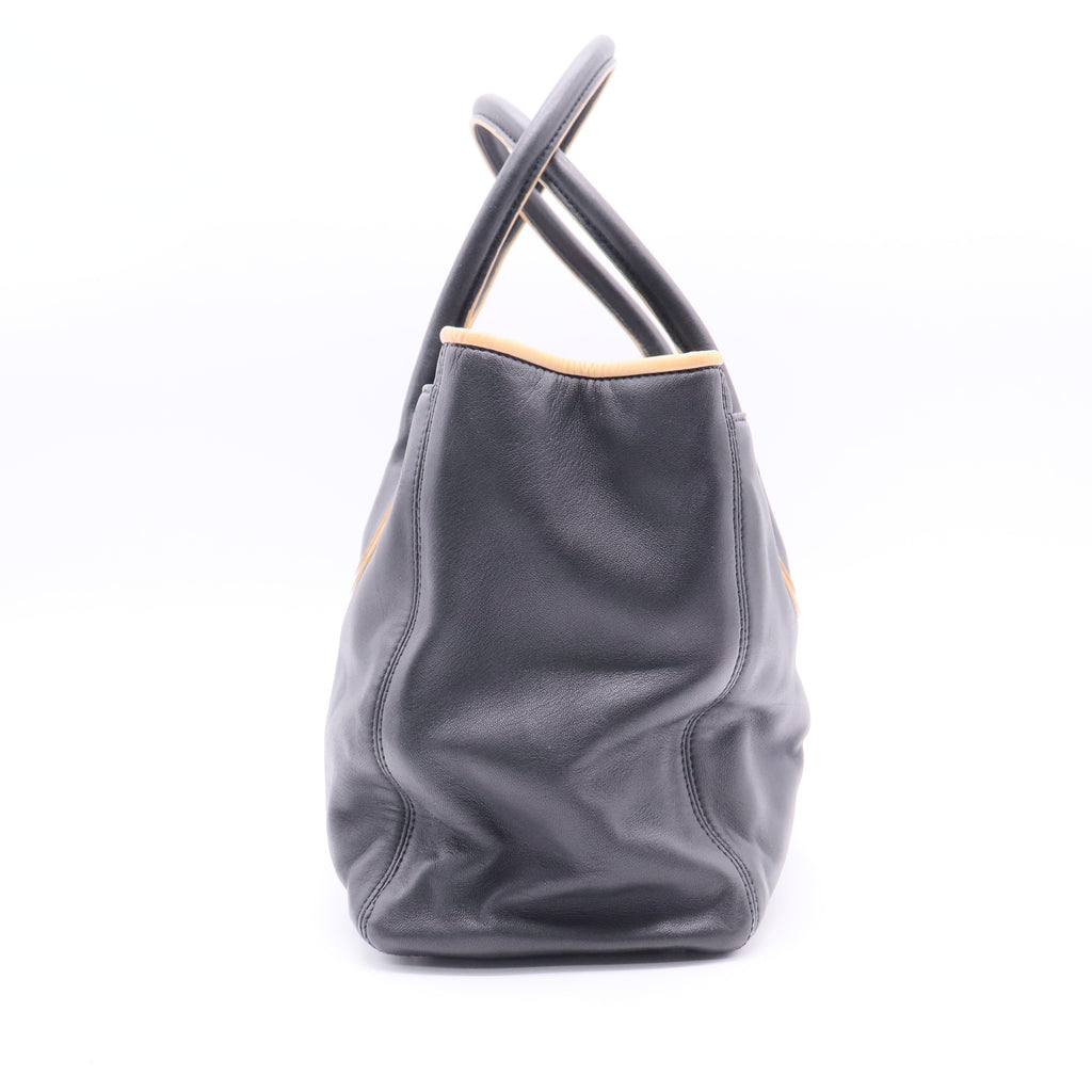Chanel leather black handbag B11381
