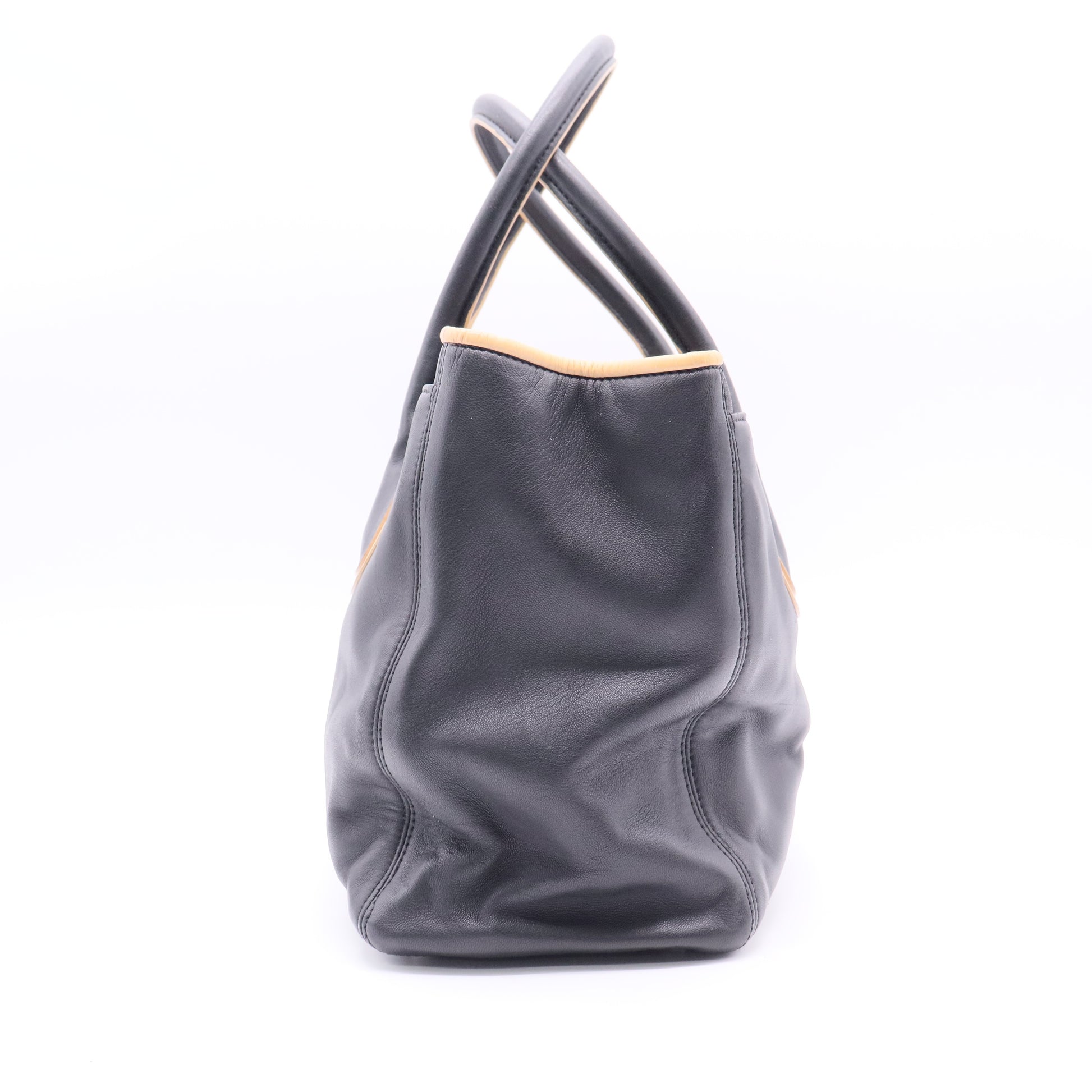 Chanel leather black handbag B11381
