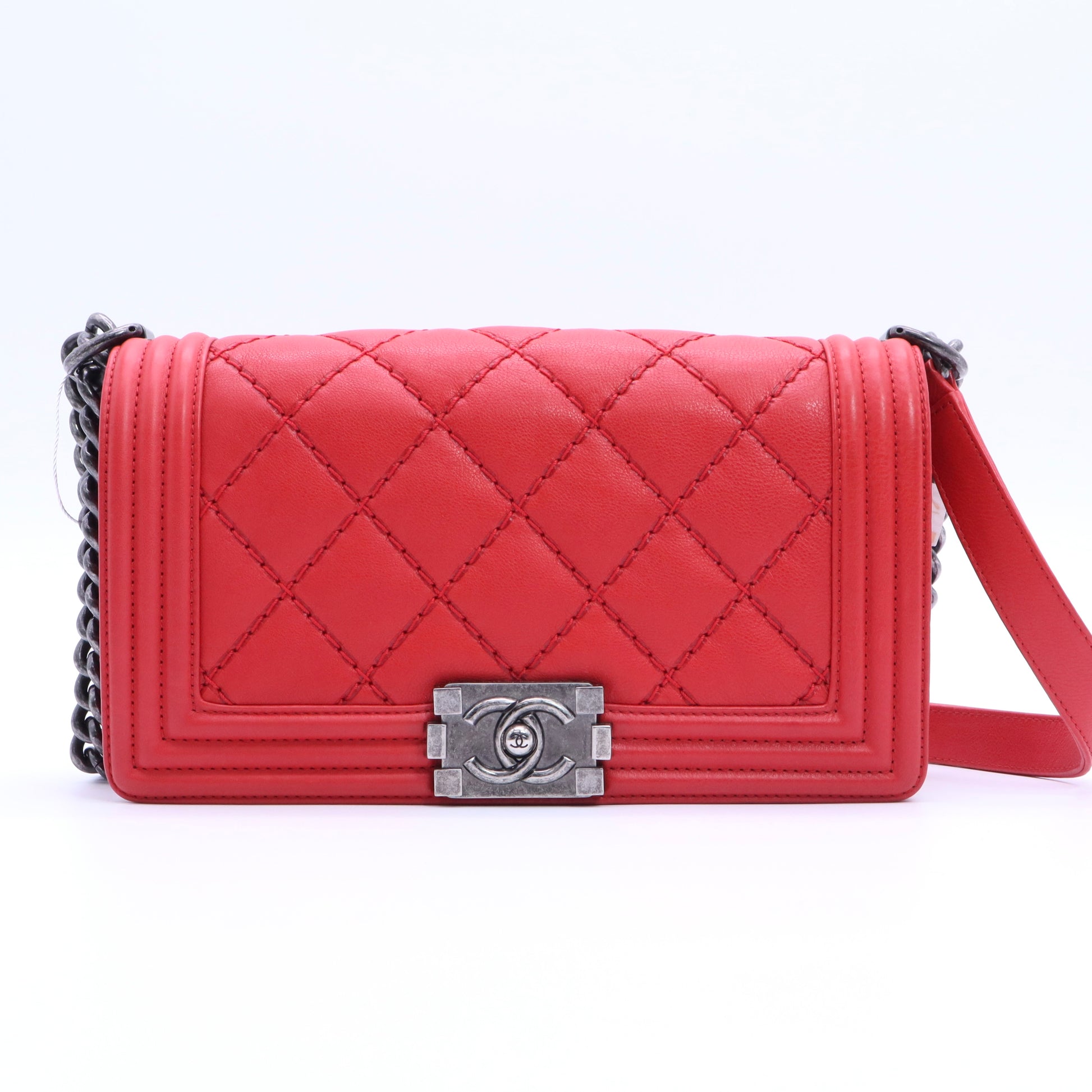 The iconic Chanel Boy old medium shoulder bag in red quilted leather, ruthenium metal trim twins
