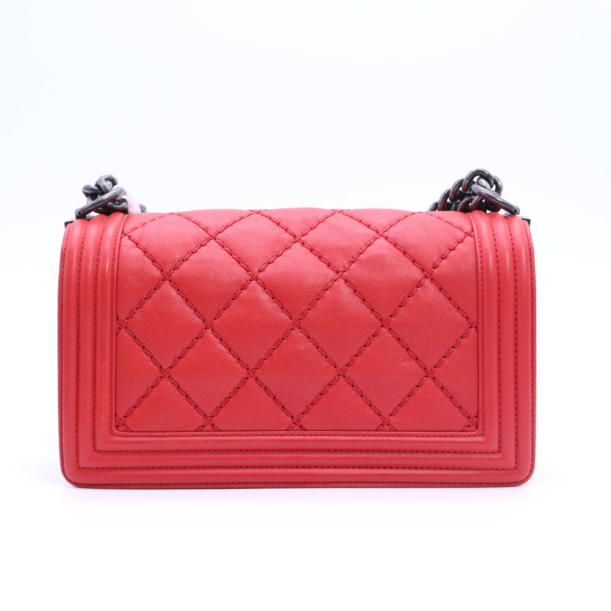 The iconic Chanel Boy old medium shoulder bag in red quilted leather, ruthenium metal trim twins