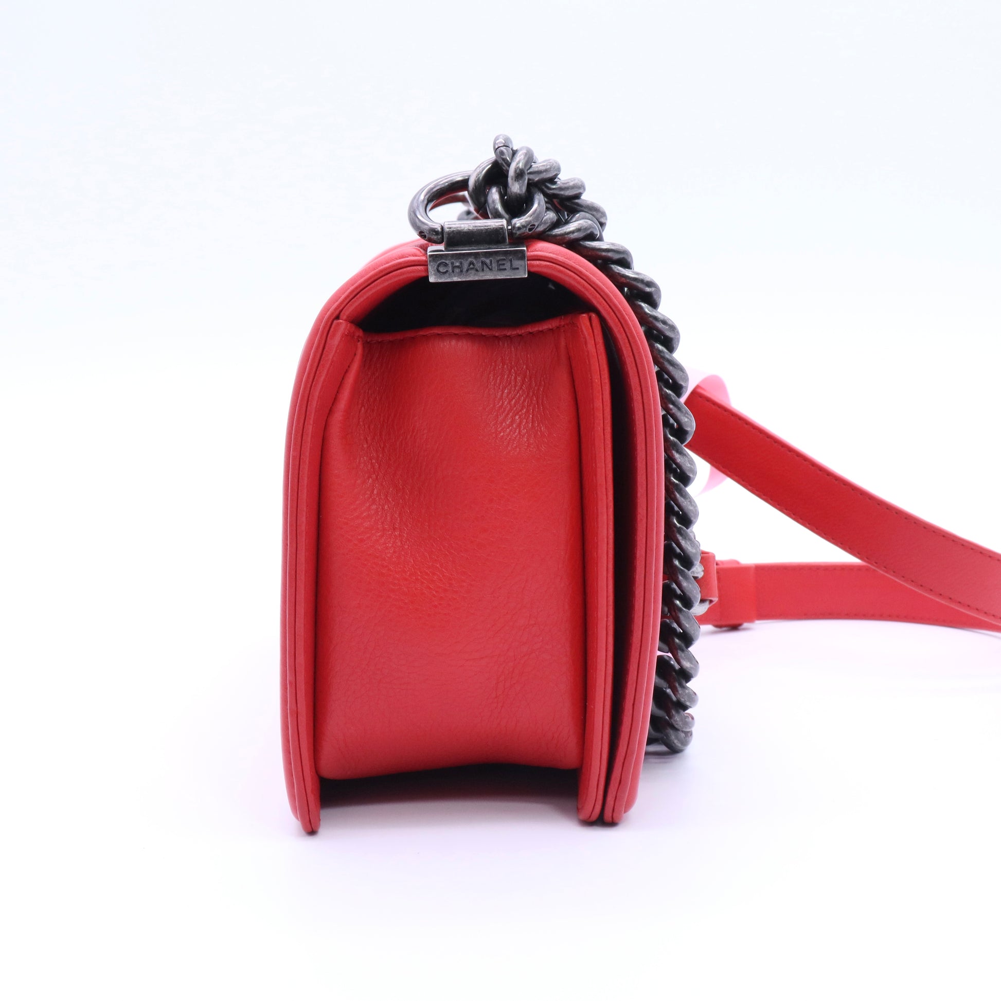 The iconic Chanel Boy old medium shoulder bag in red quilted leather, ruthenium metal trim twins