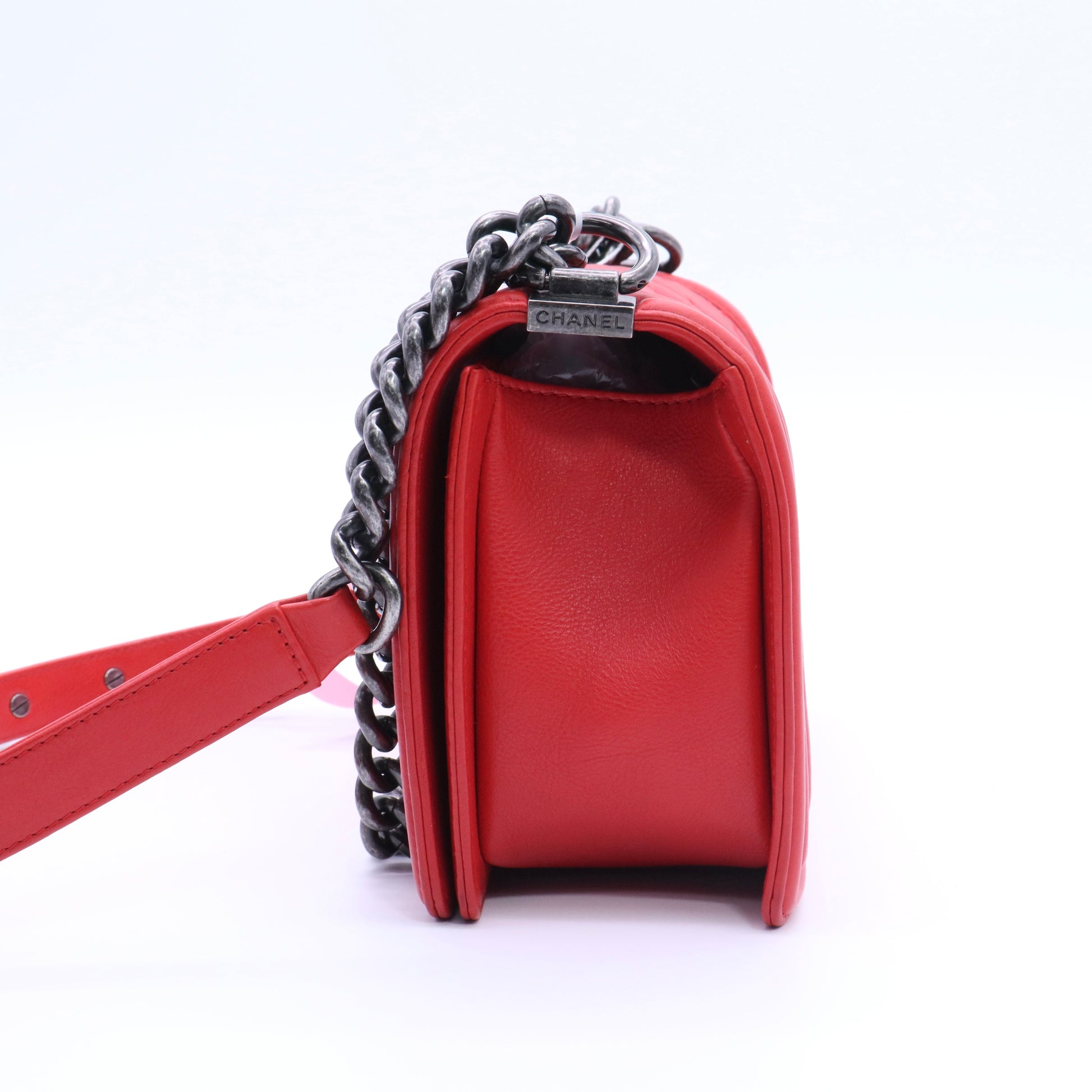 The iconic Chanel Boy old medium shoulder bag in red quilted leather, ruthenium metal trim twins